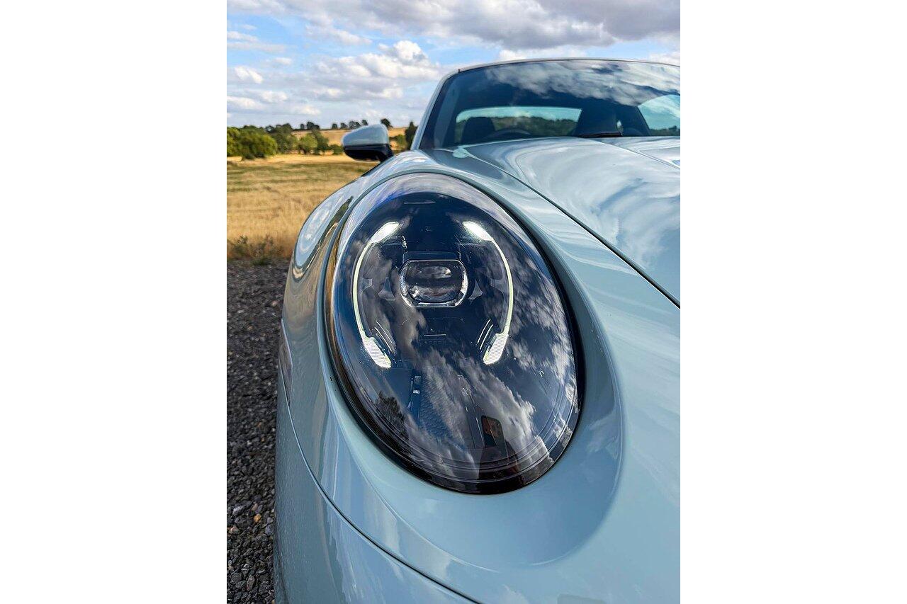 Porsche 911 view 12