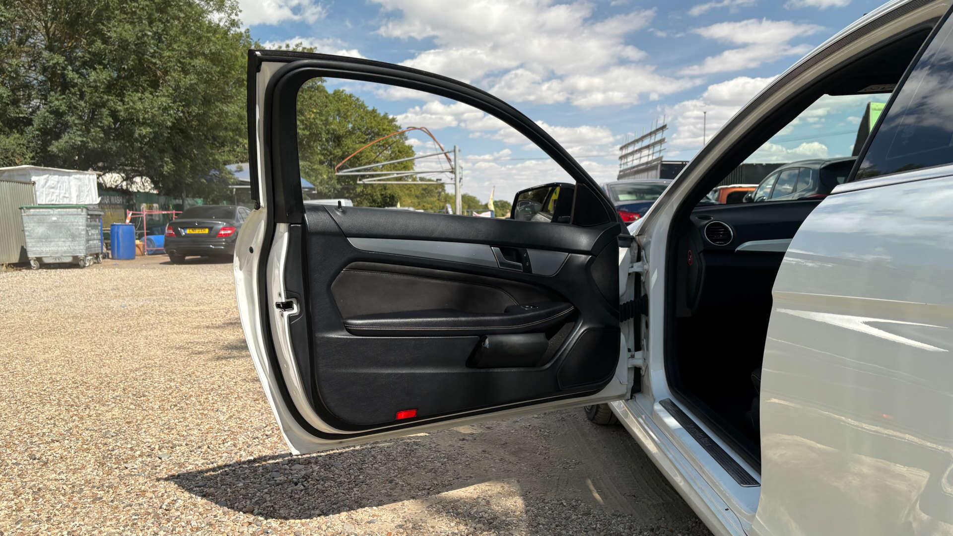Mercedes-Benz C-Class view 32