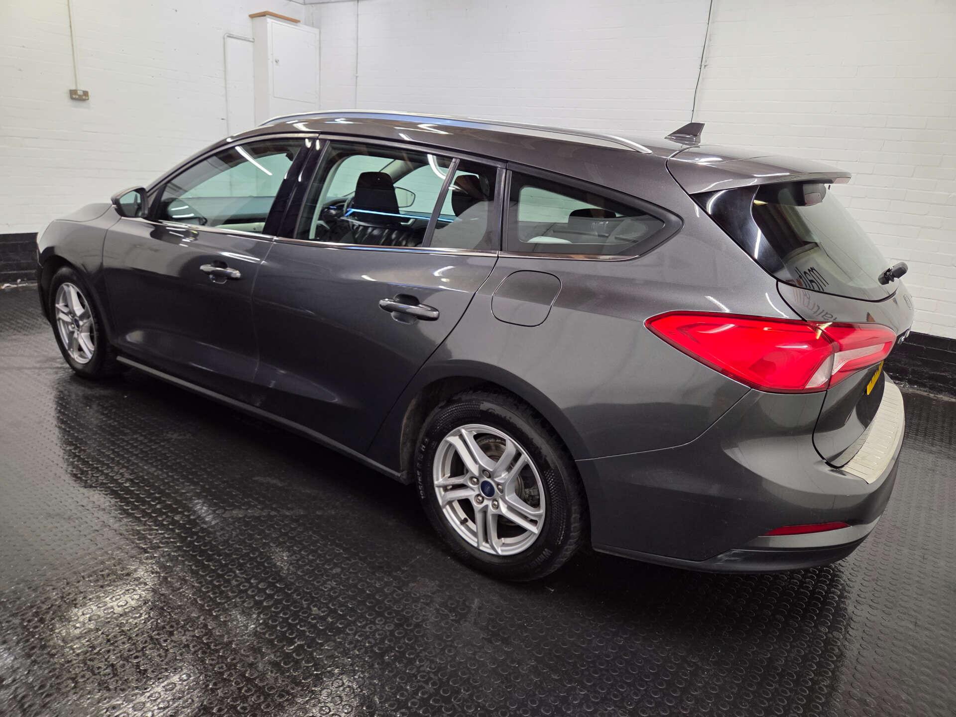 Ford Focus view 31
