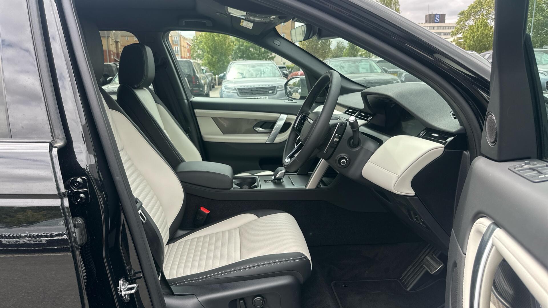 Land Rover Discovery Sport view 33