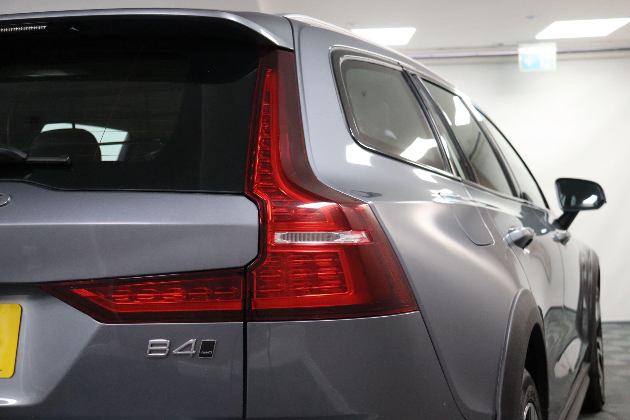 Volvo V60 Cross Country view 23