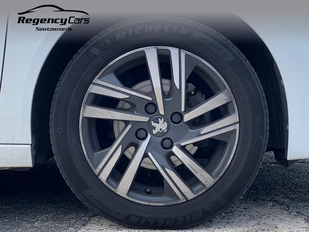 Peugeot 208 view 5