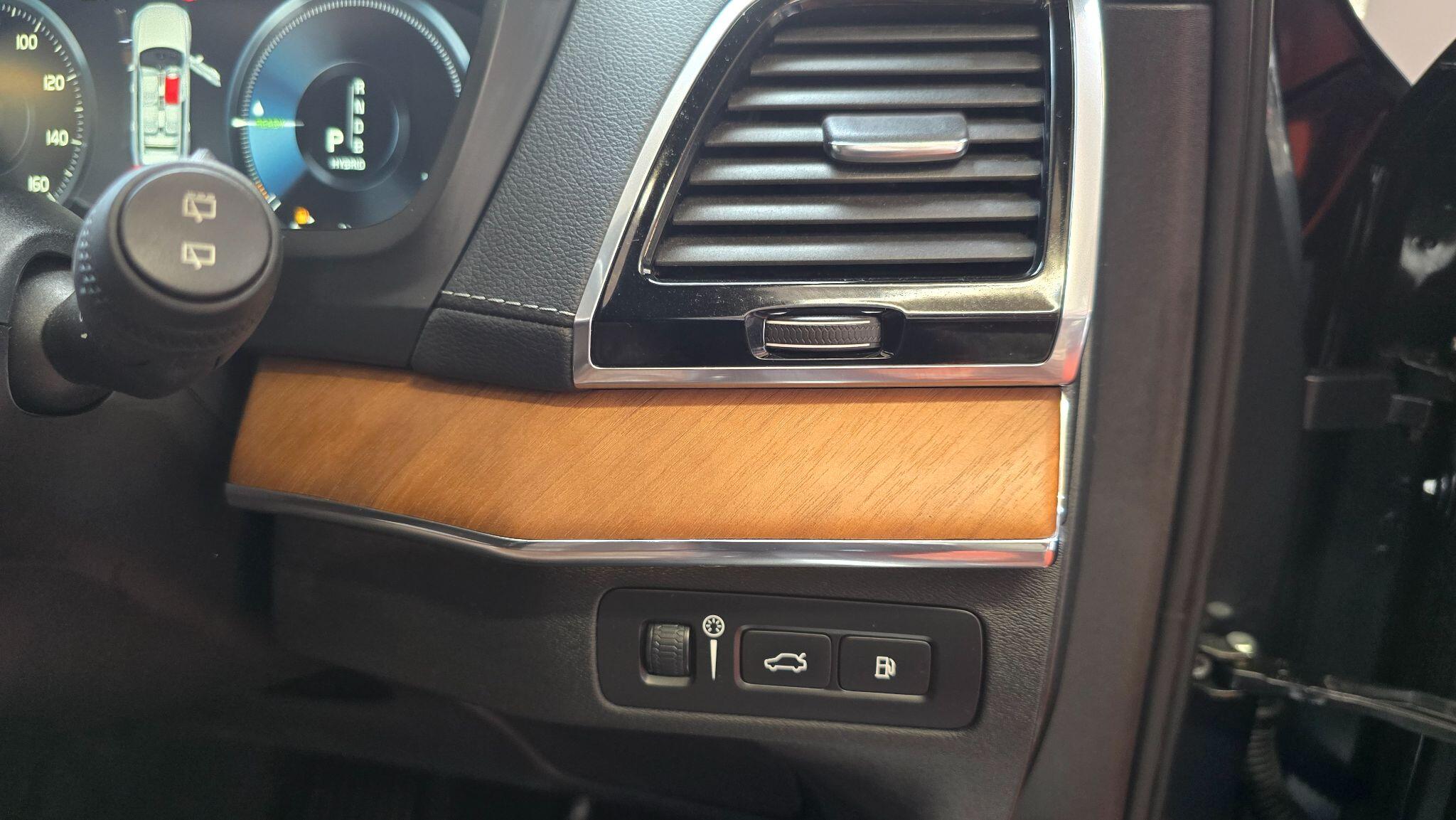 Volvo XC90 view 16