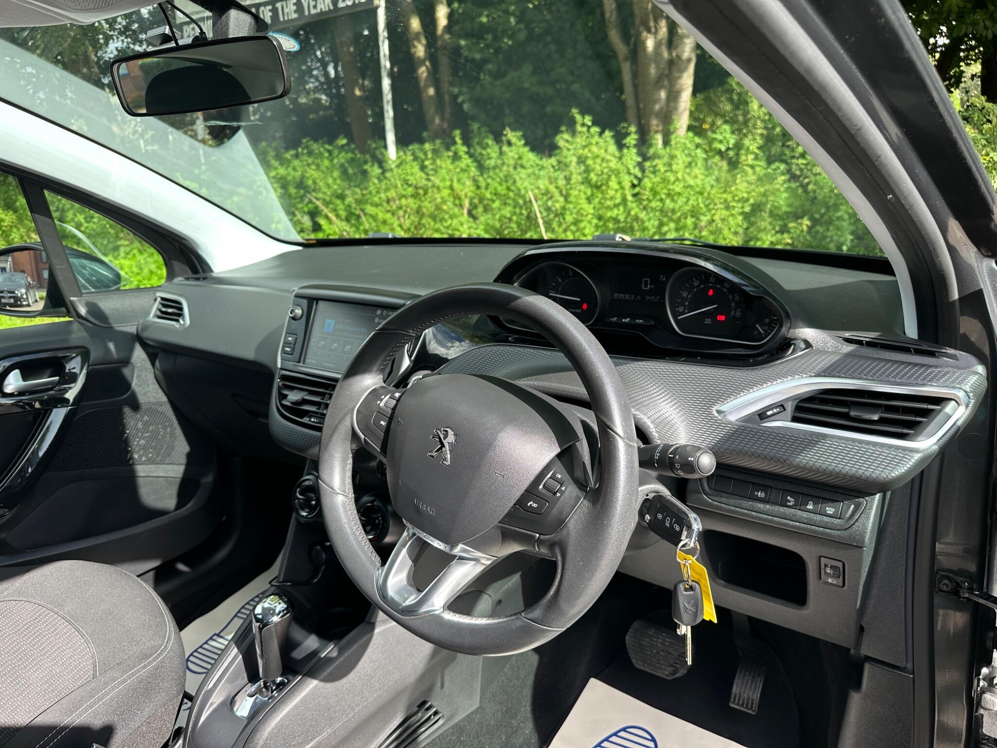 Peugeot 208 view 12