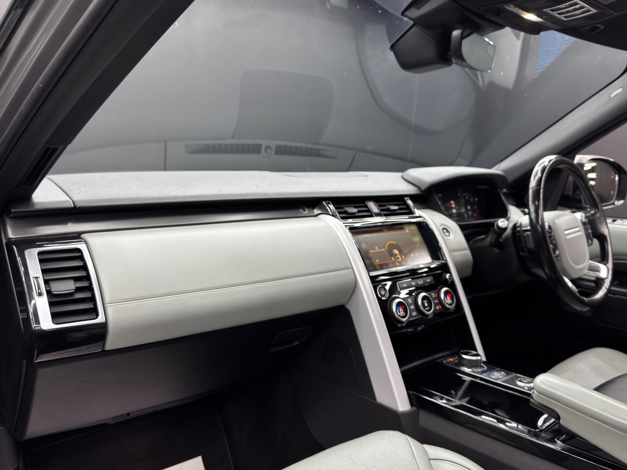 Land Rover Discovery view 11