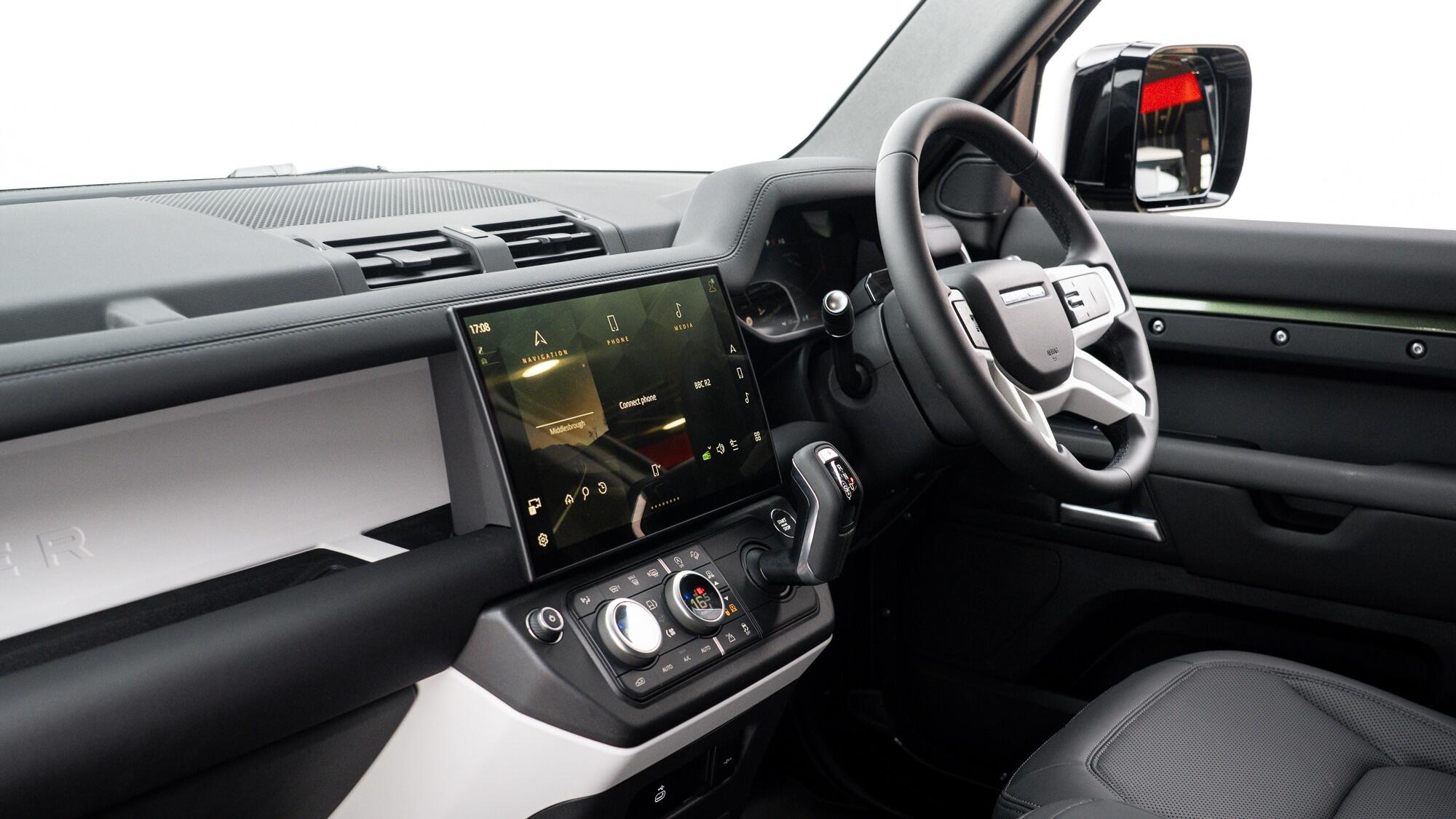 Land Rover Defender 110 view 17
