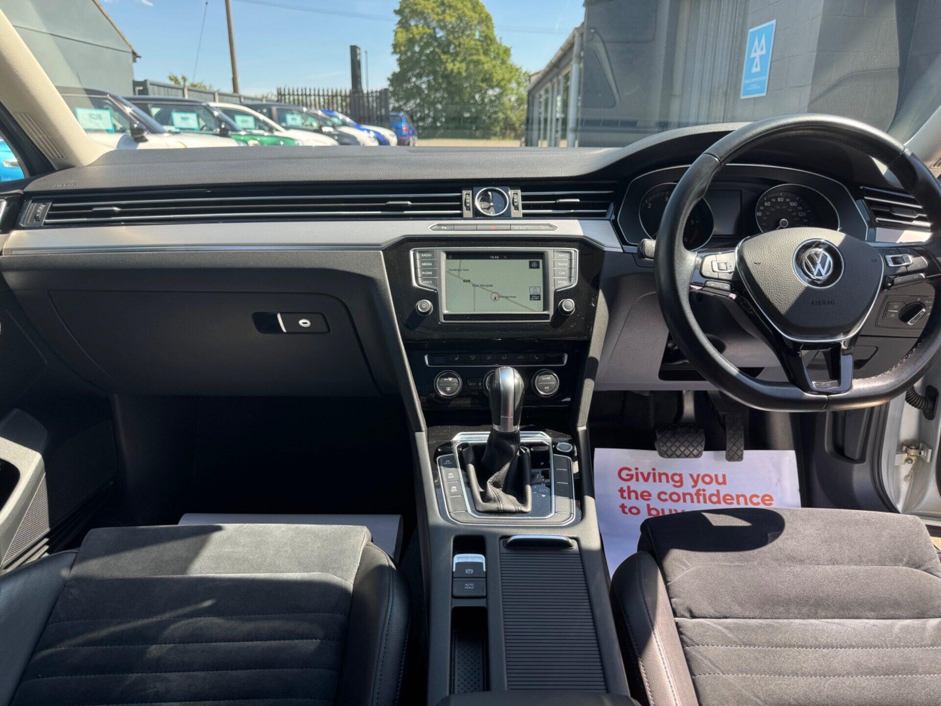 Volkswagen Passat view 22