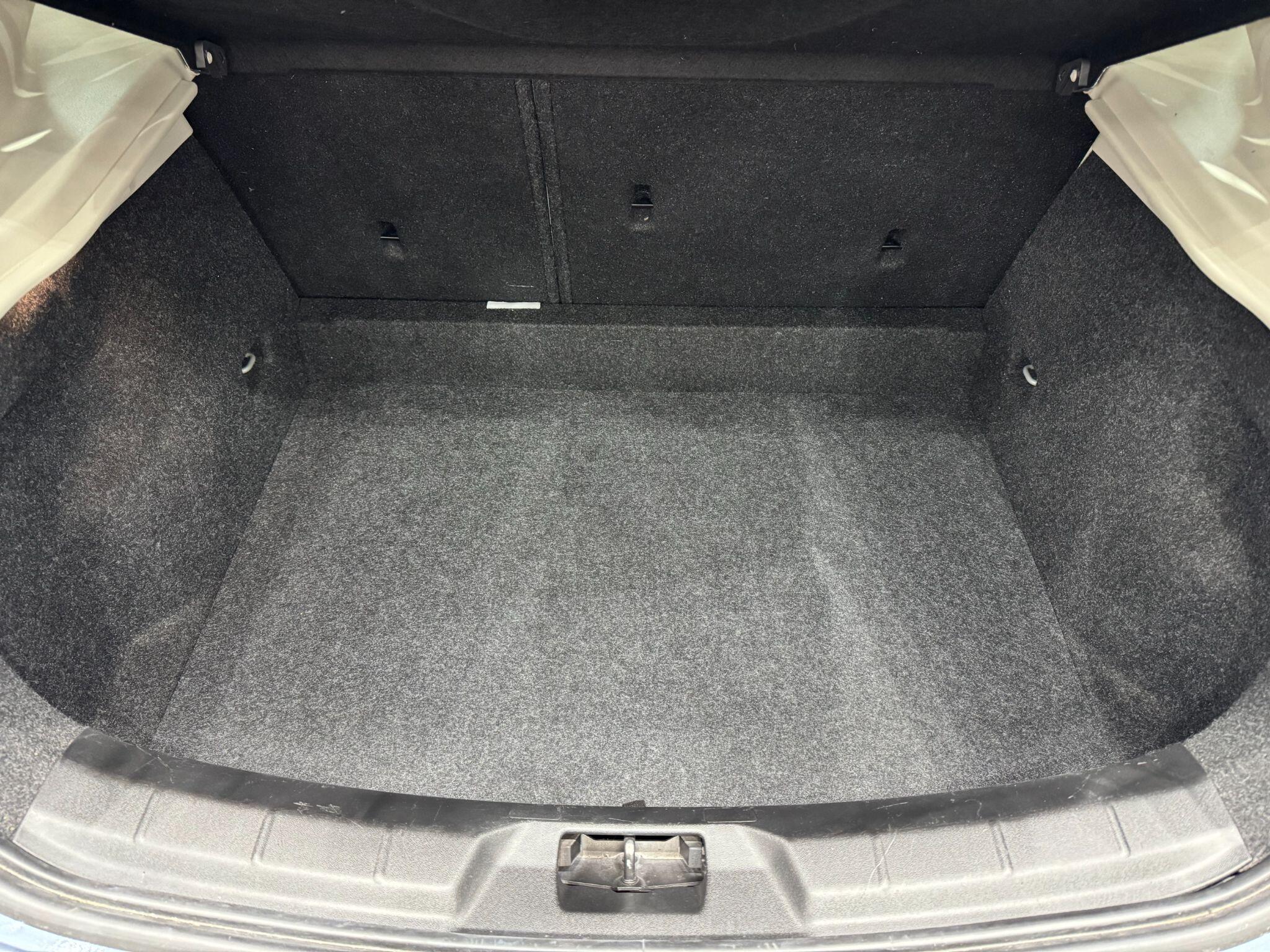 Volvo V40 view 42