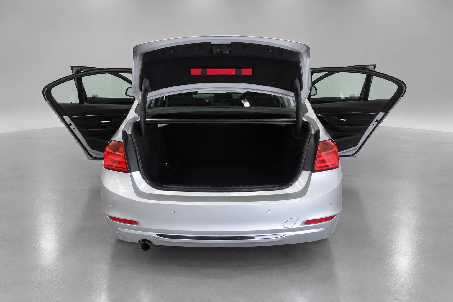 BMW 3 Series view 20