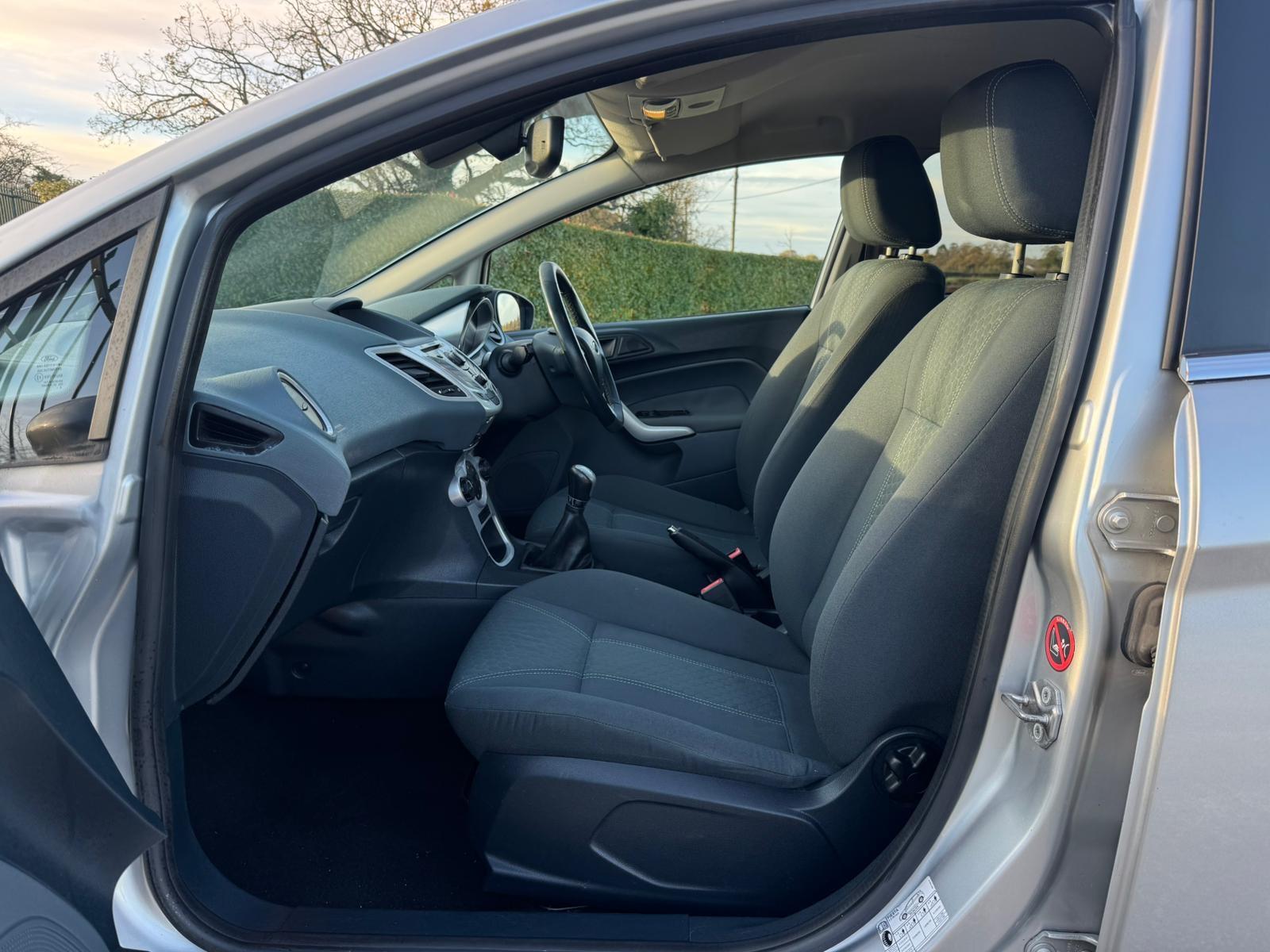 2009 Ford Fiesta image 19