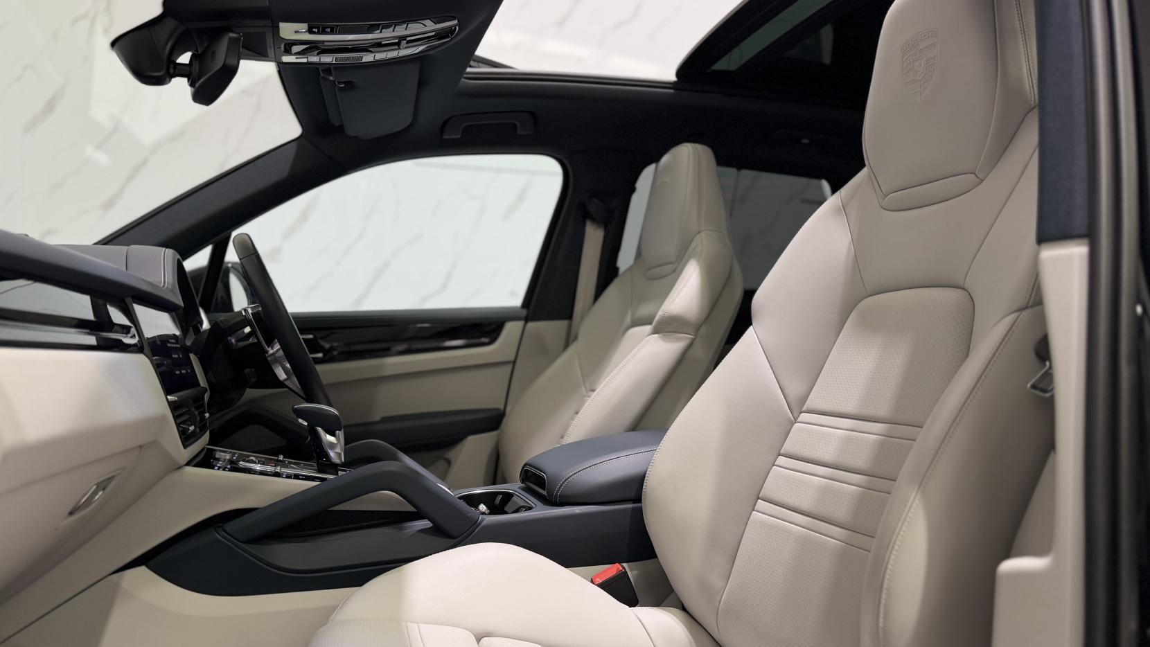Porsche Cayenne view 9