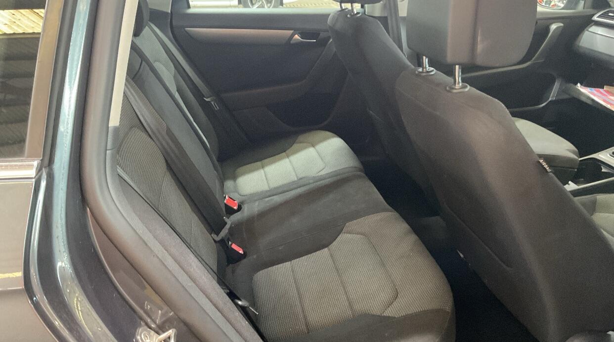 Volkswagen Passat view 10