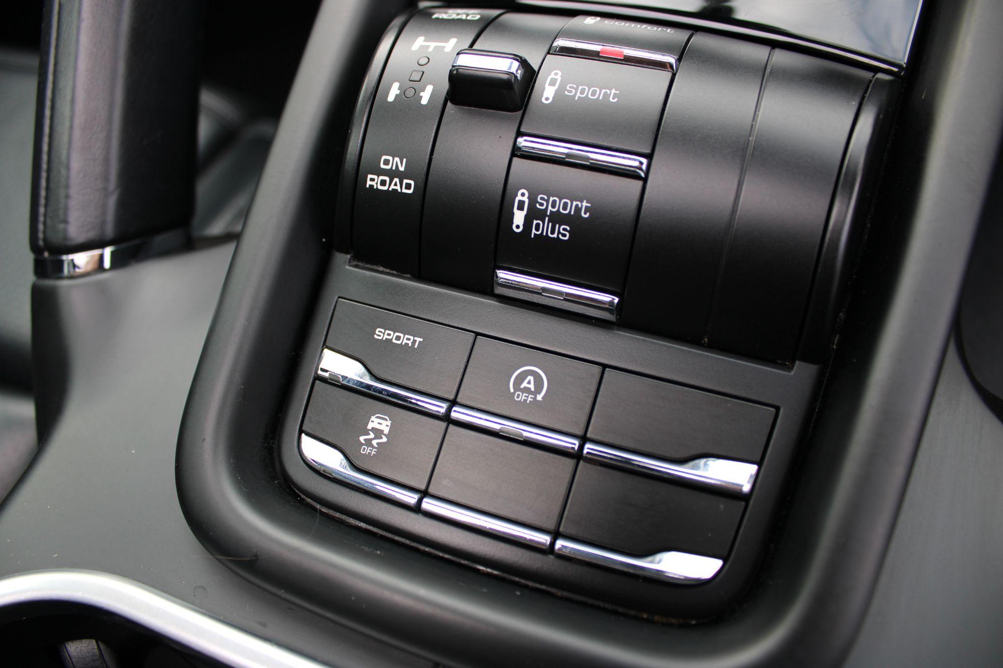 2016 Porsche Cayenne 4.2 TD V8 S TiptronicS 4WD Euro 6 (s/s) 5dr • 87,000 miles image 43