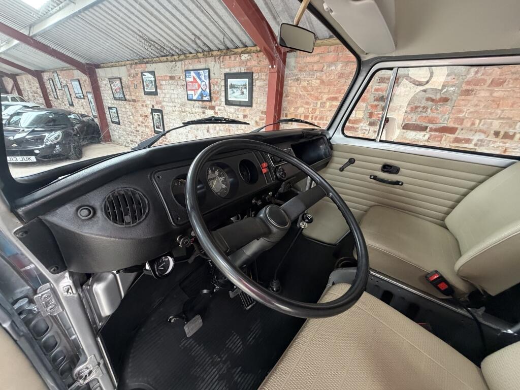 Volkswagen Transporter view 11