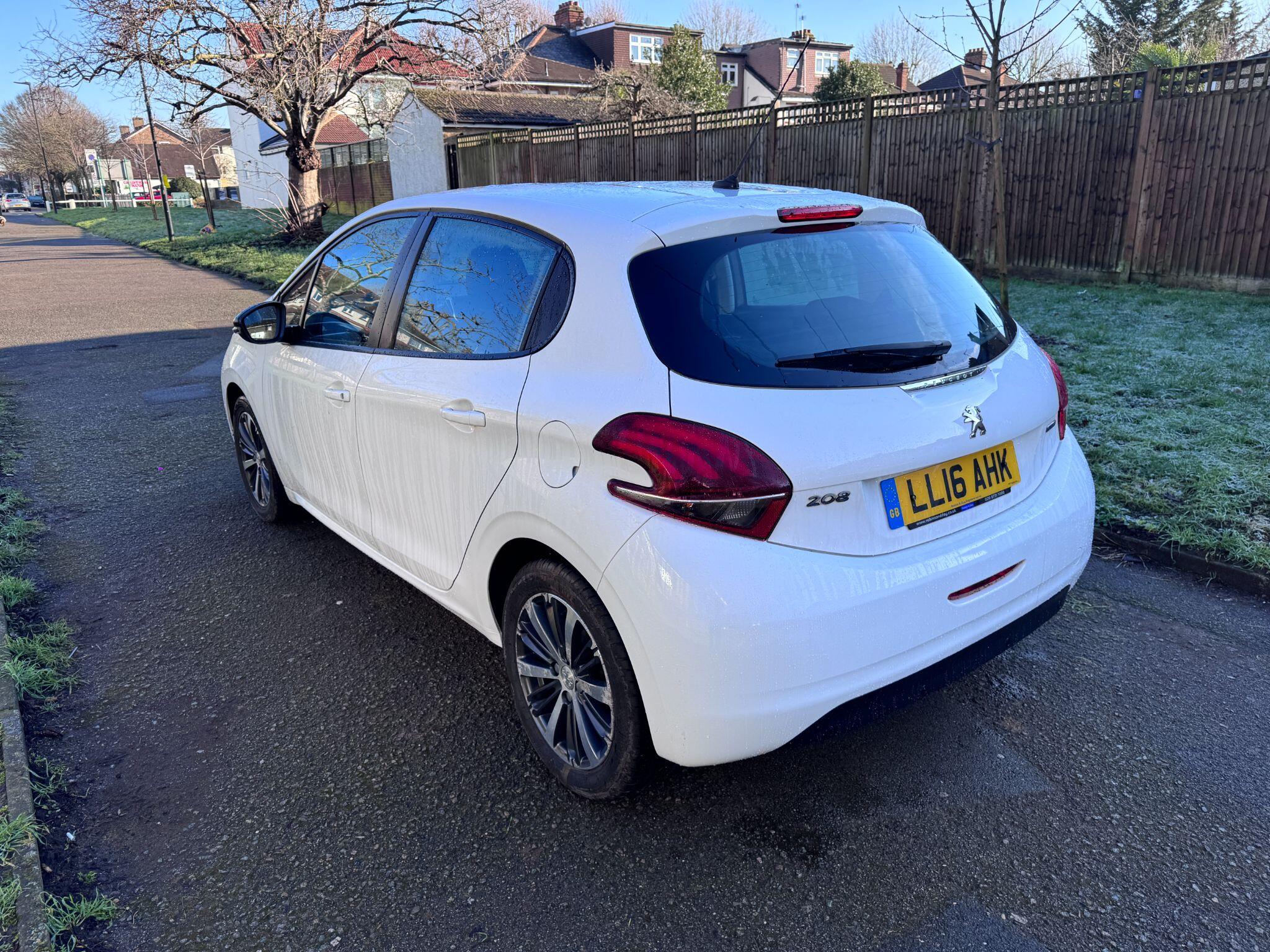 2016 Peugeot 208 image 9