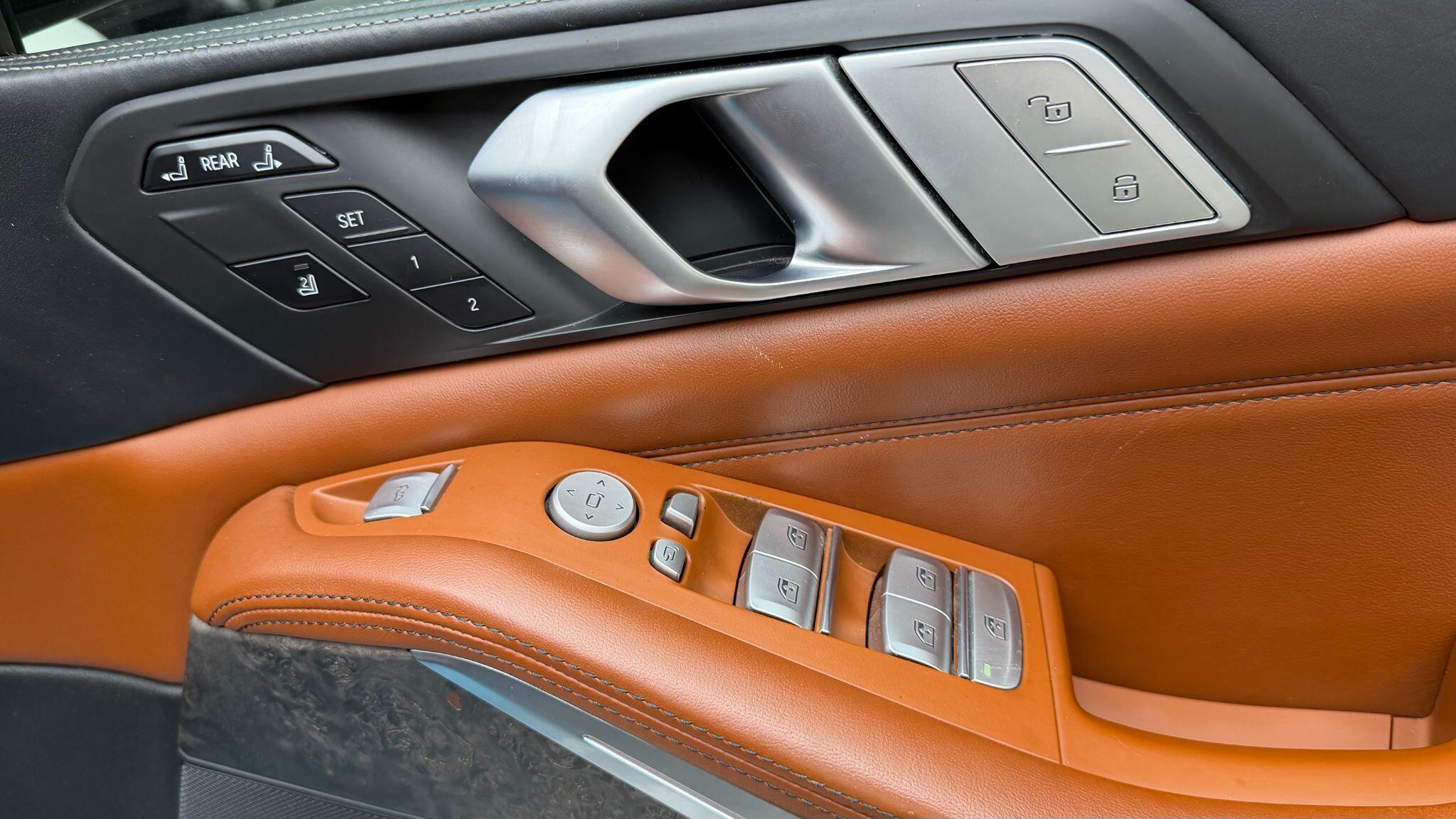 BMW X7 view 16