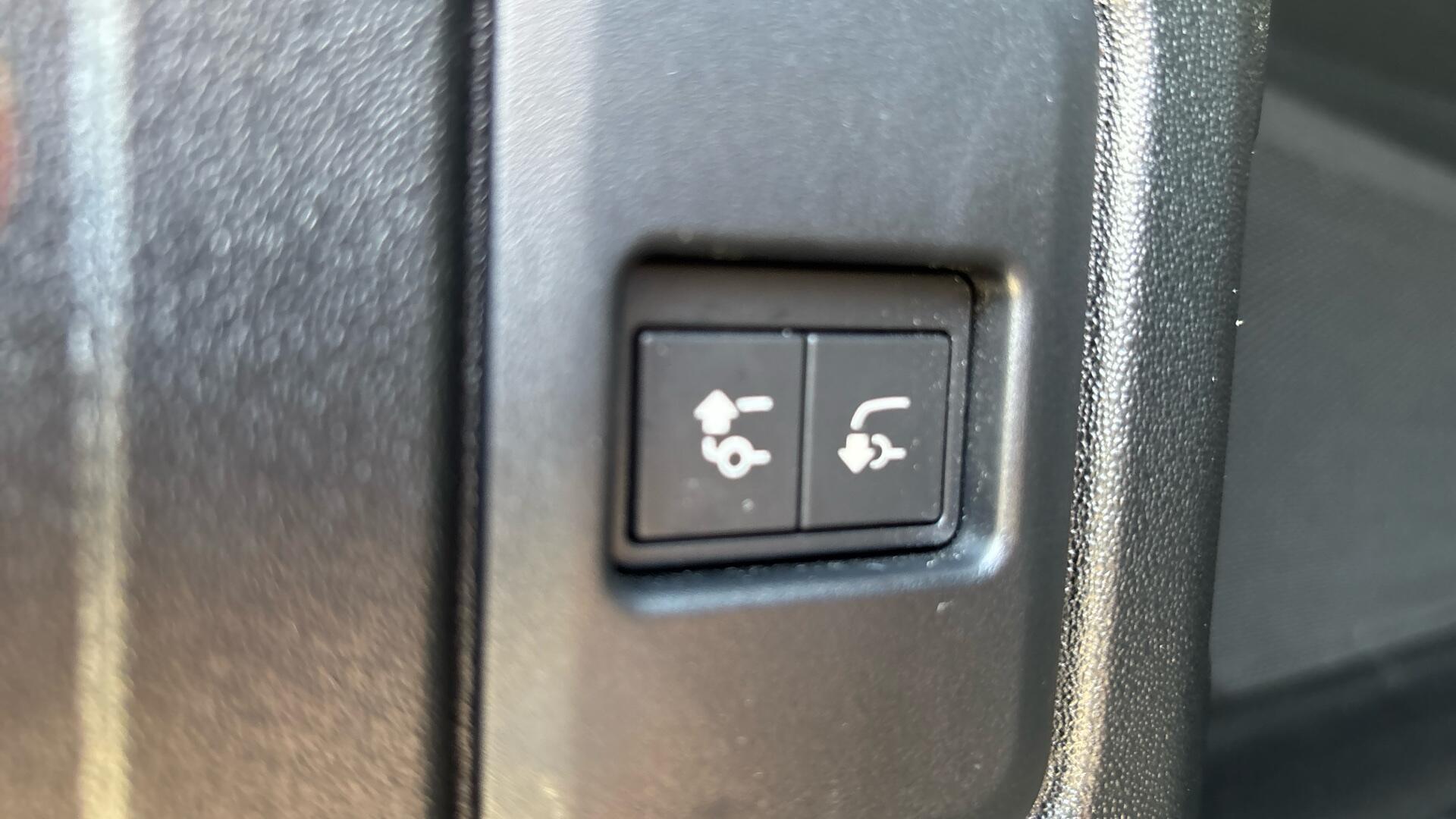 Land Rover Defender view 29