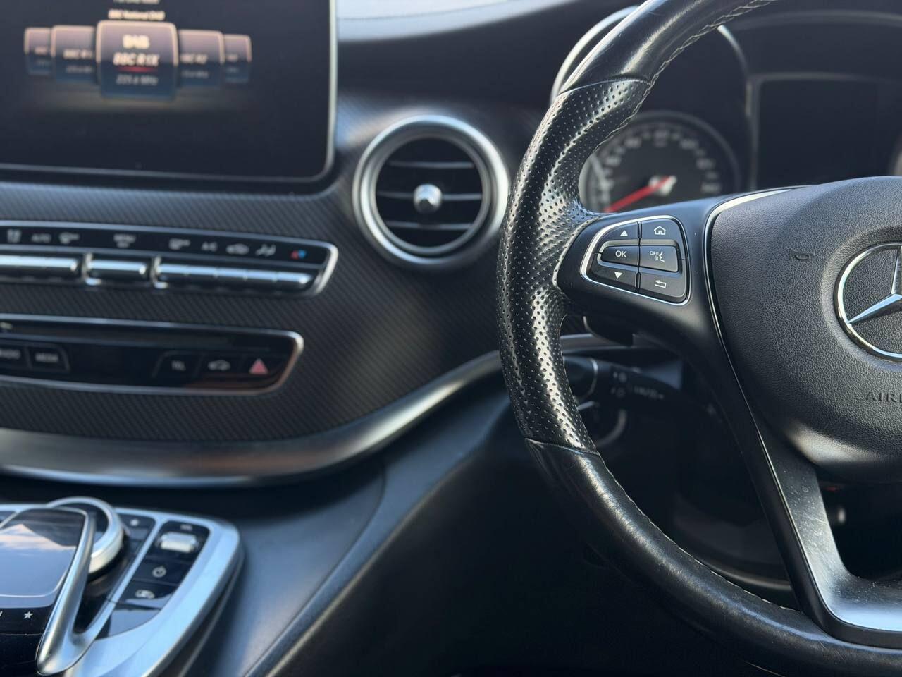 Mercedes-Benz V-Class view 25