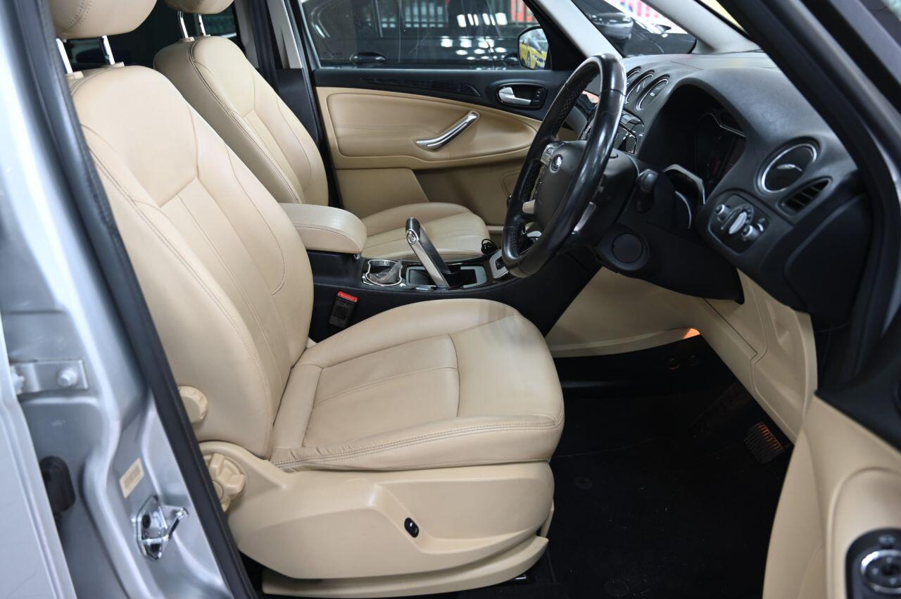Ford Galaxy view 21