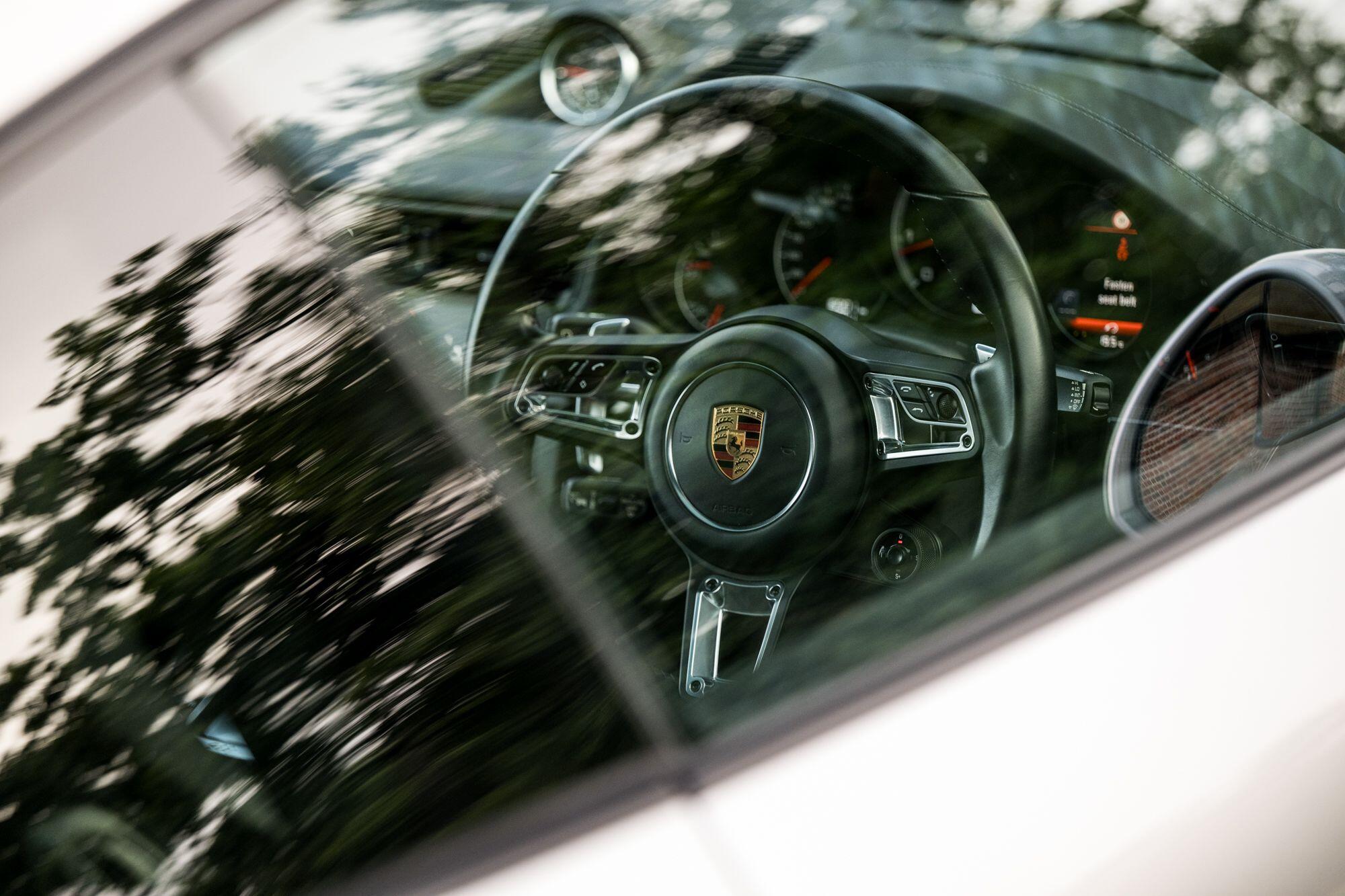 Porsche 911 view 28