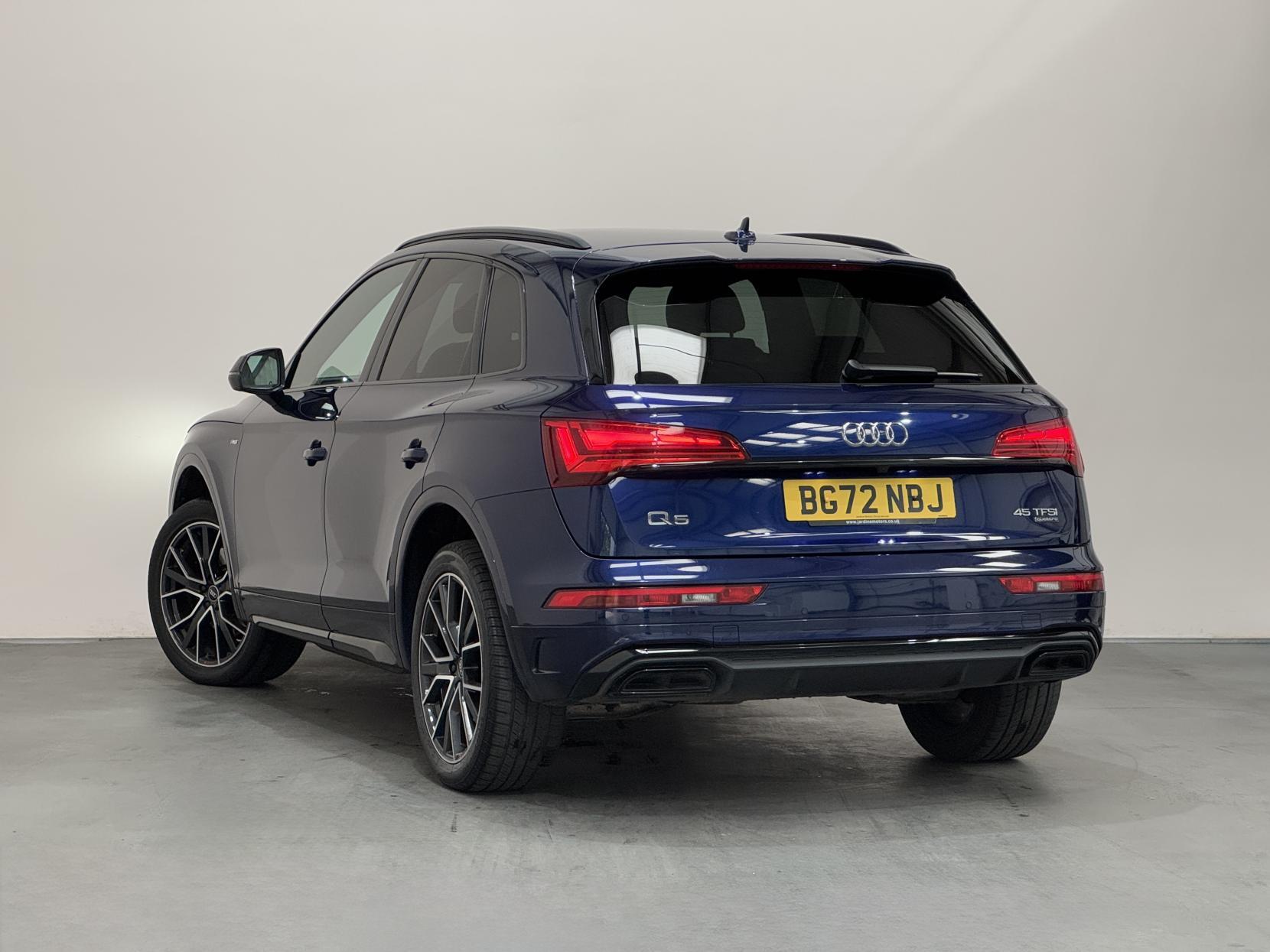 Audi Q5 view 8