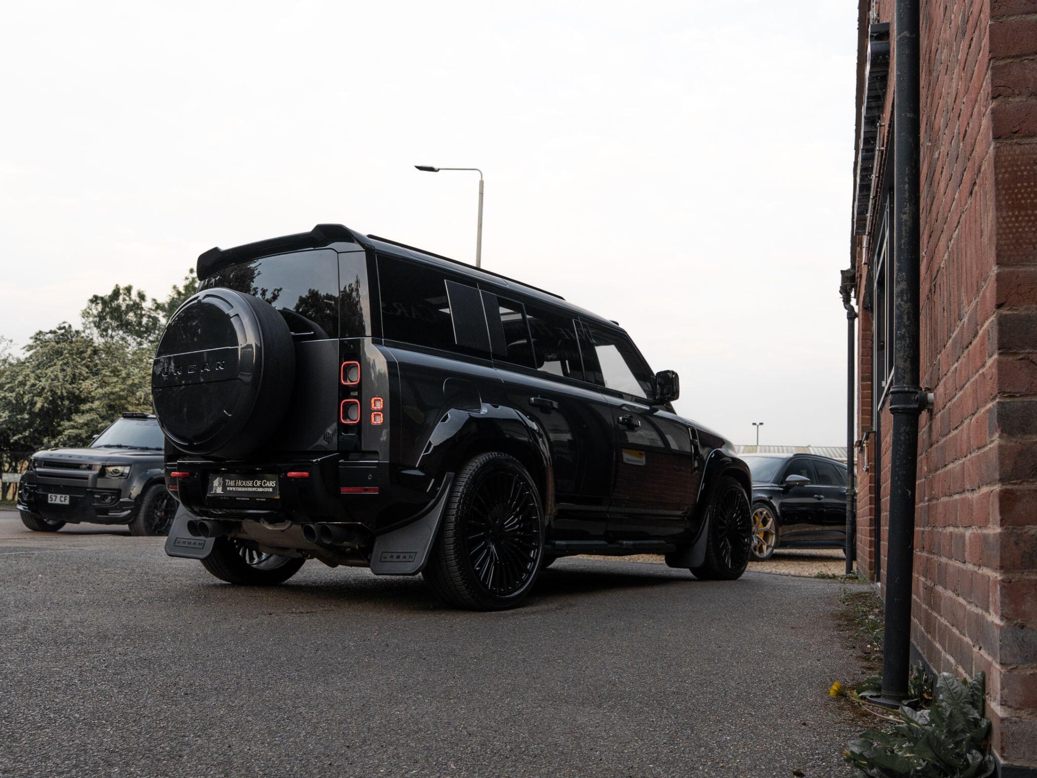 Land Rover Defender 110 view 16
