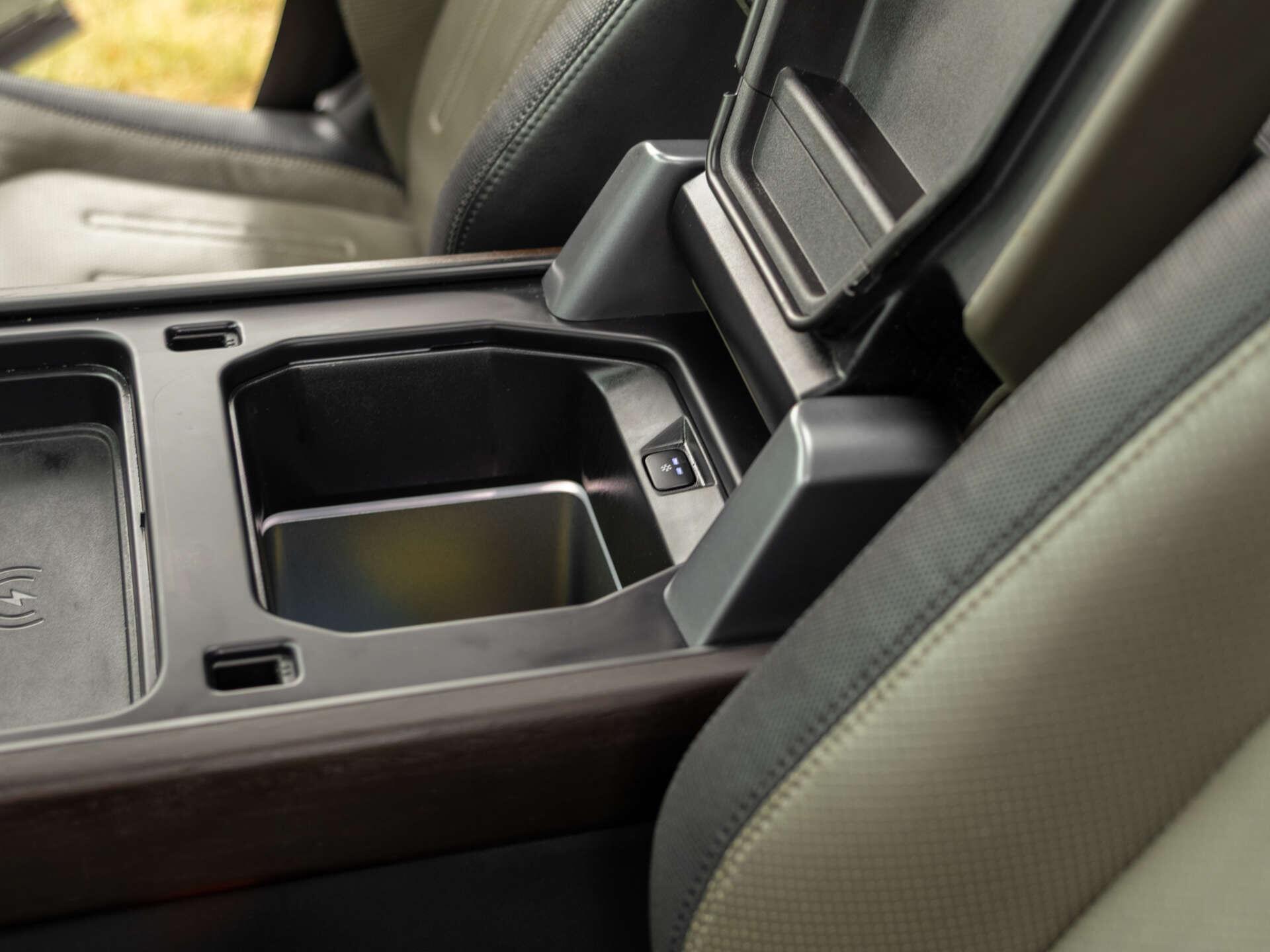 Land Rover Defender view 7