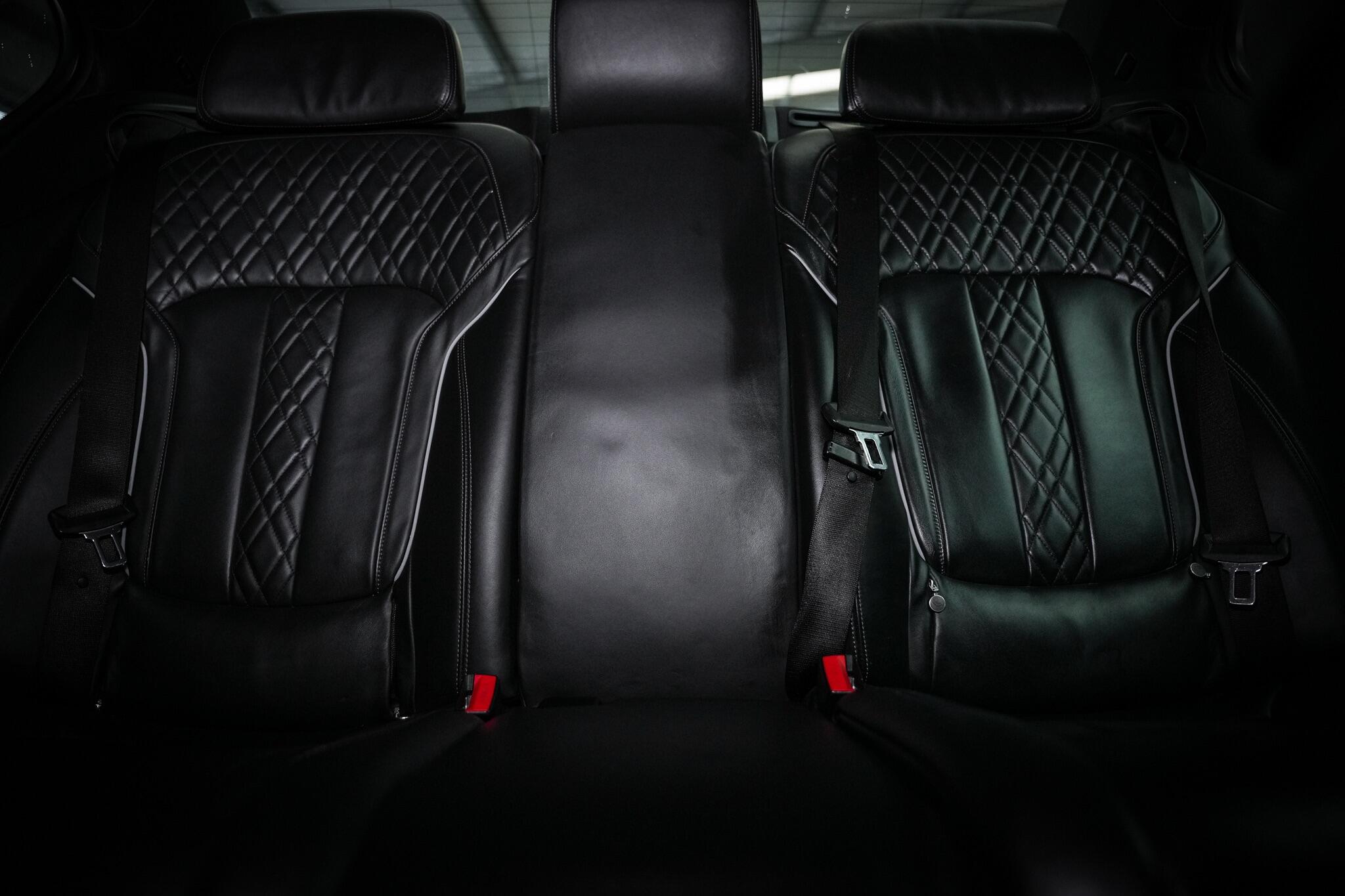 BMW 7 Series view 24