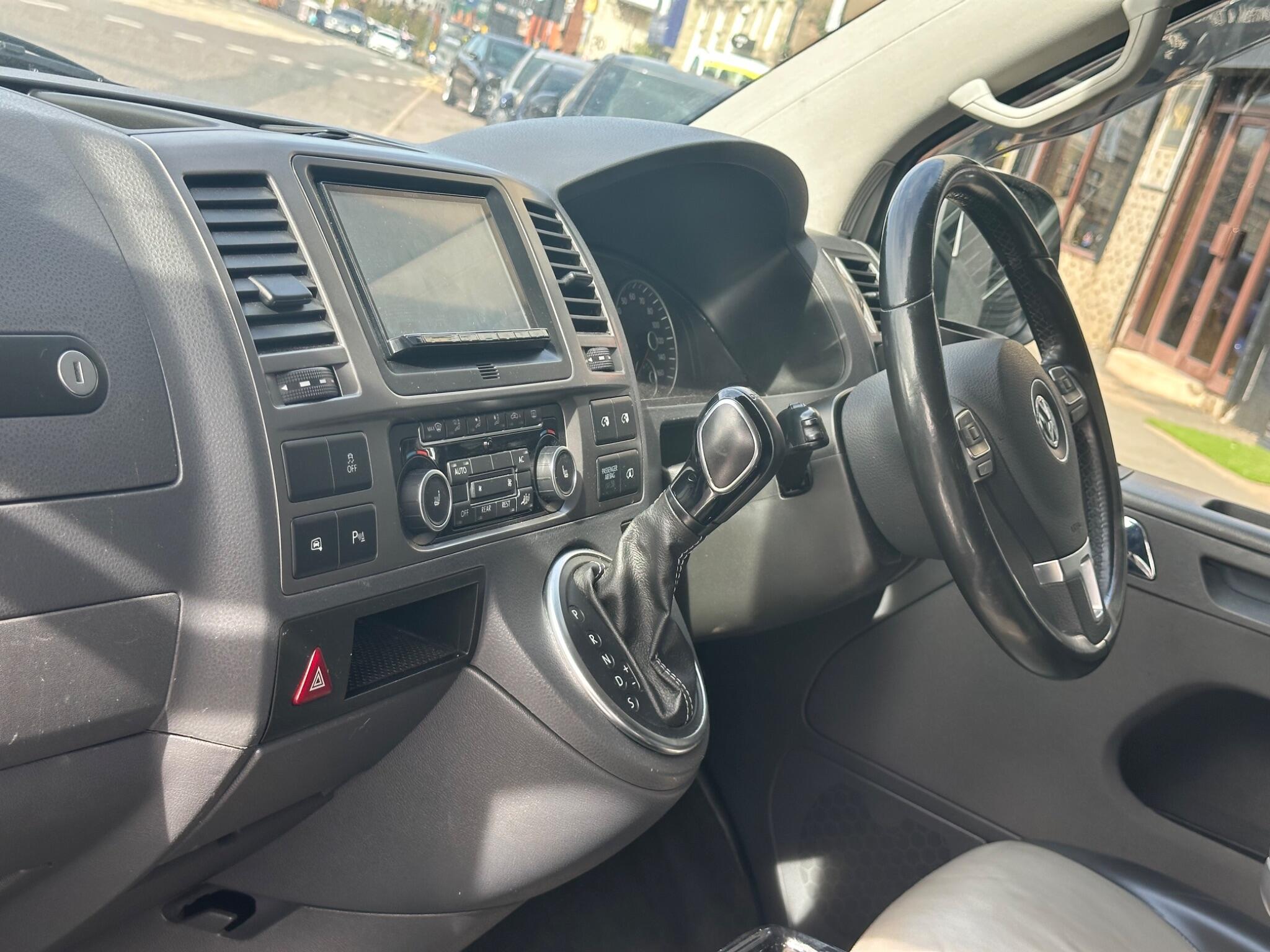 Volkswagen Caravelle view 12