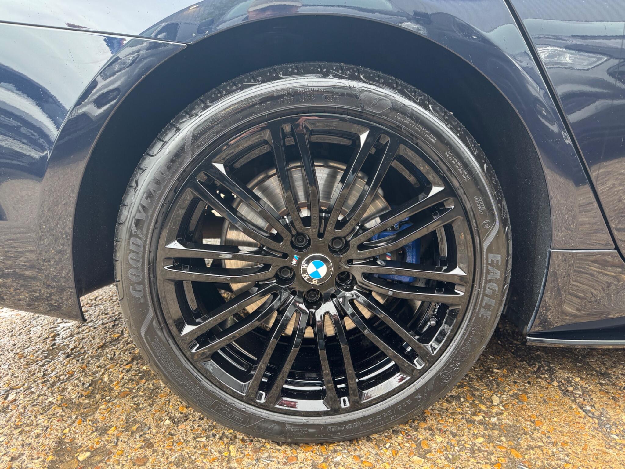 BMW 5 Series view 23