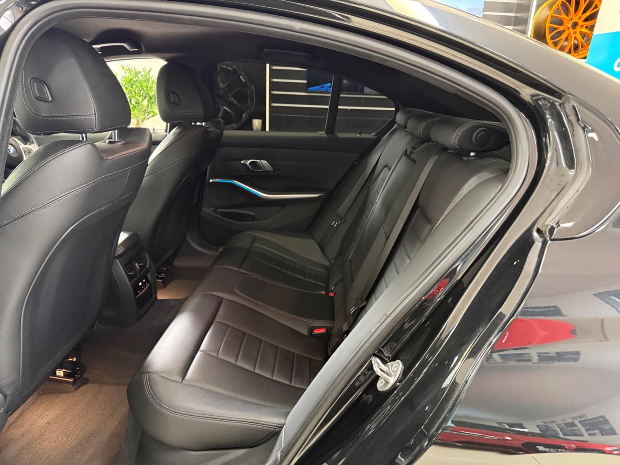 BMW 3 Series view 32