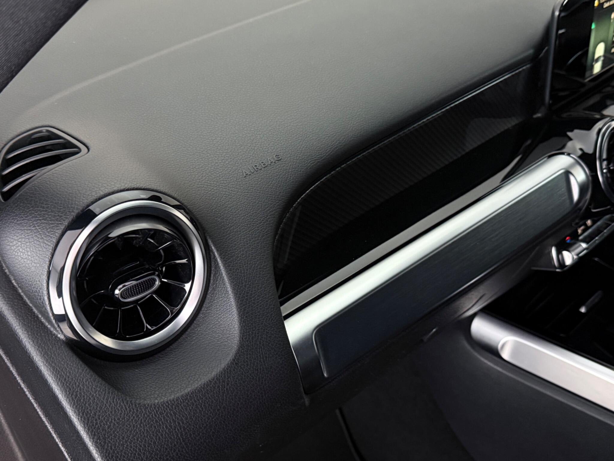 Mercedes-Benz GLB view 35