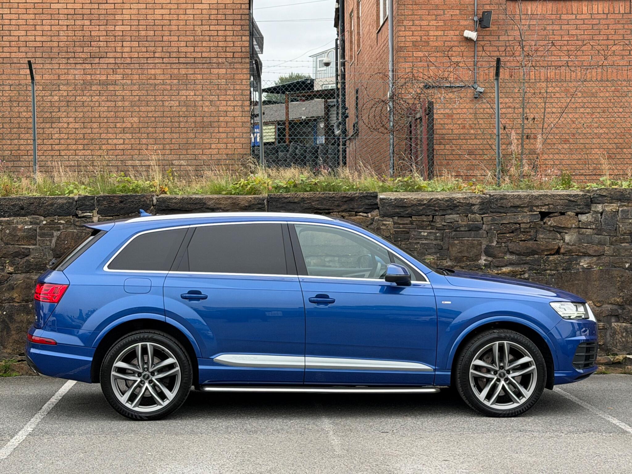 Audi Q7 view 8