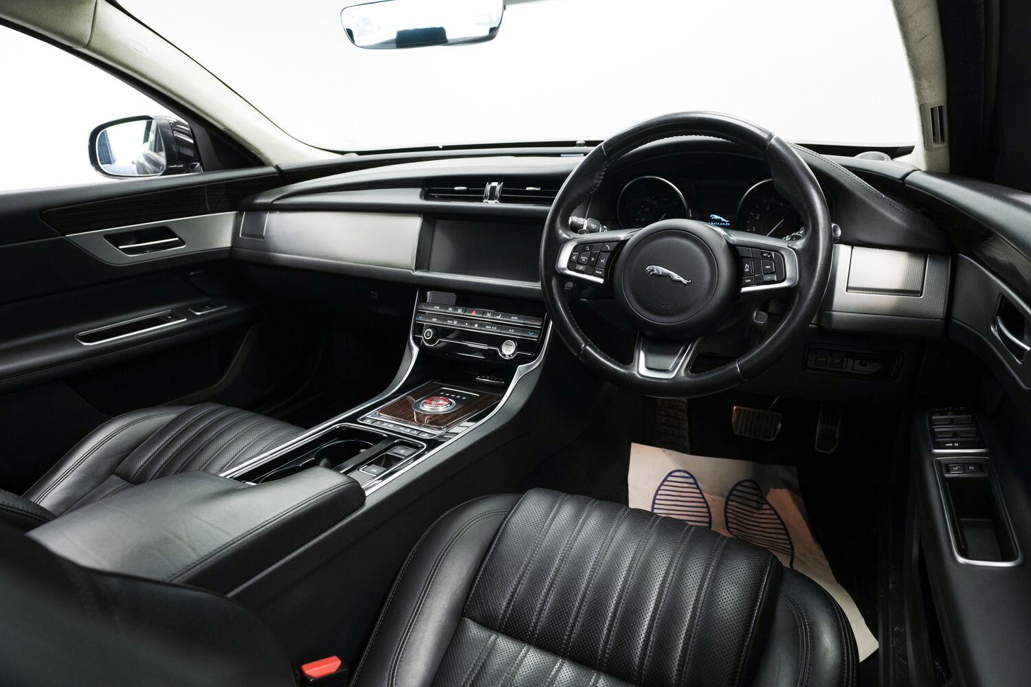 Jaguar XF view 11
