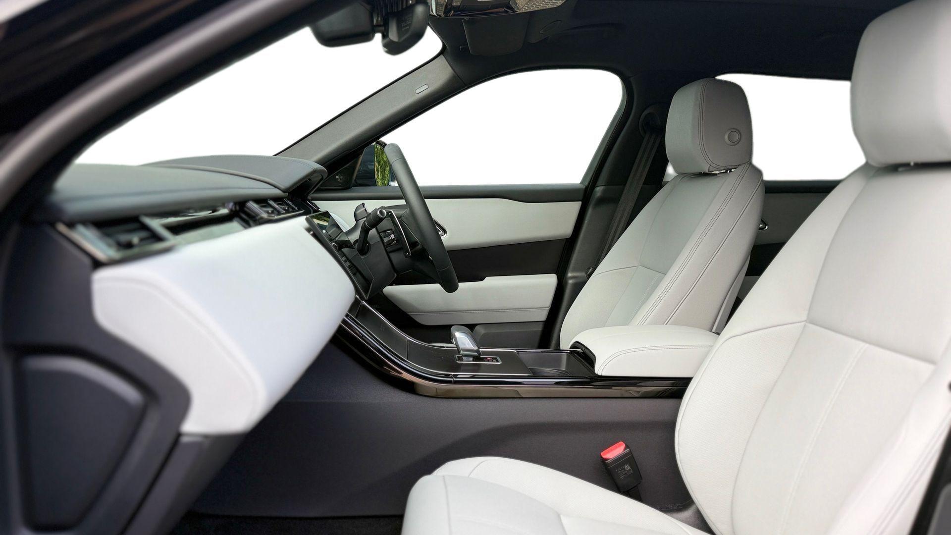 Land Rover Range Rover Velar view 3