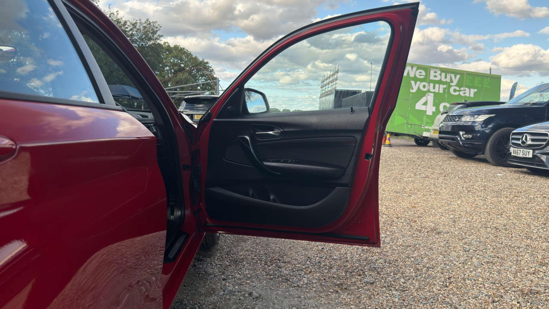 BMW 1 Series view 36