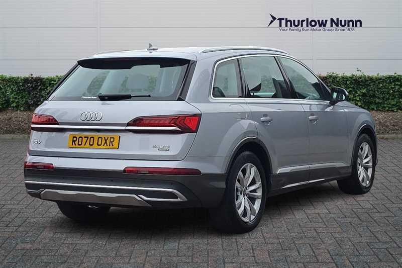 Audi Q7 view 3