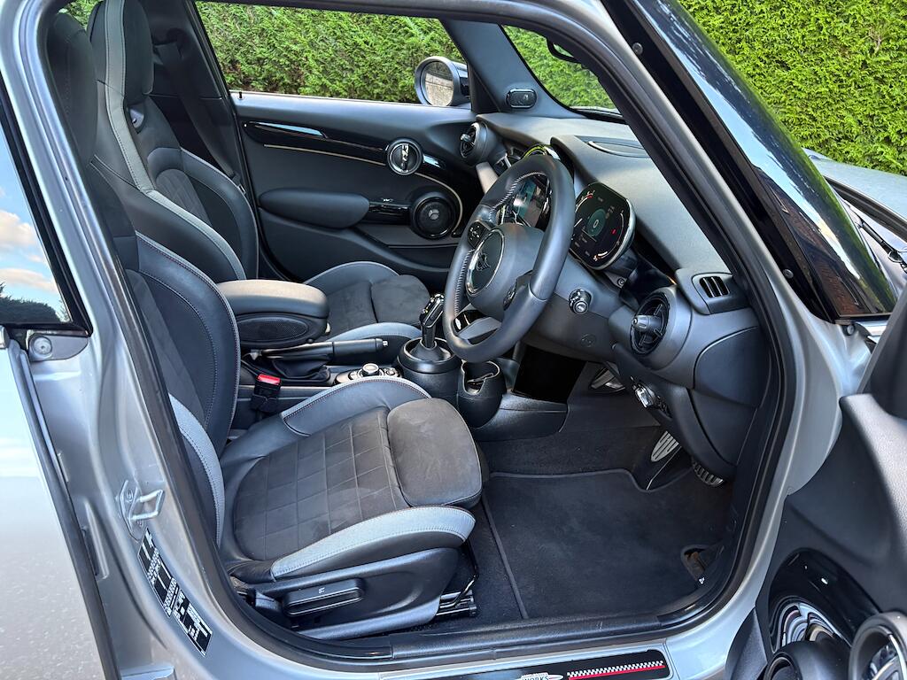 Mini Hatch view 6