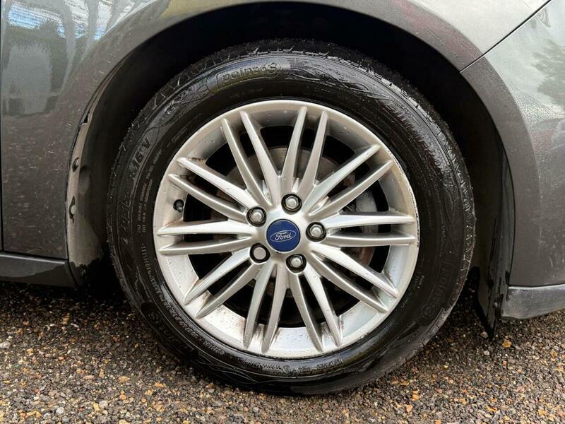 2017 Ford Focus image 12