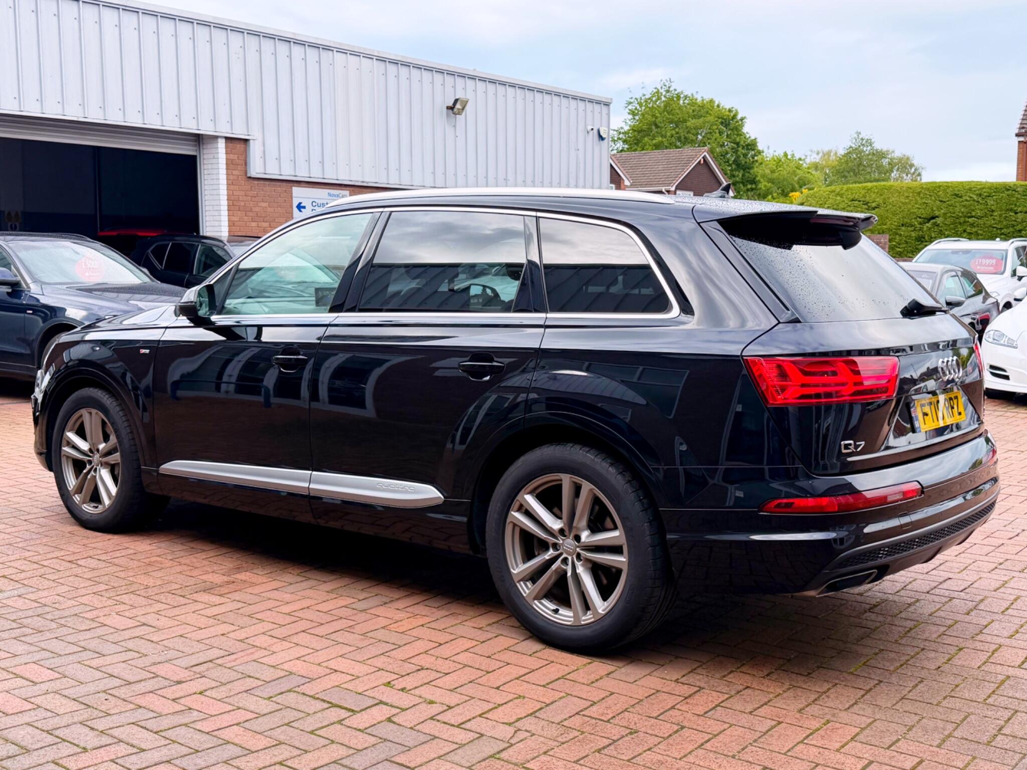 Audi Q7 view 29