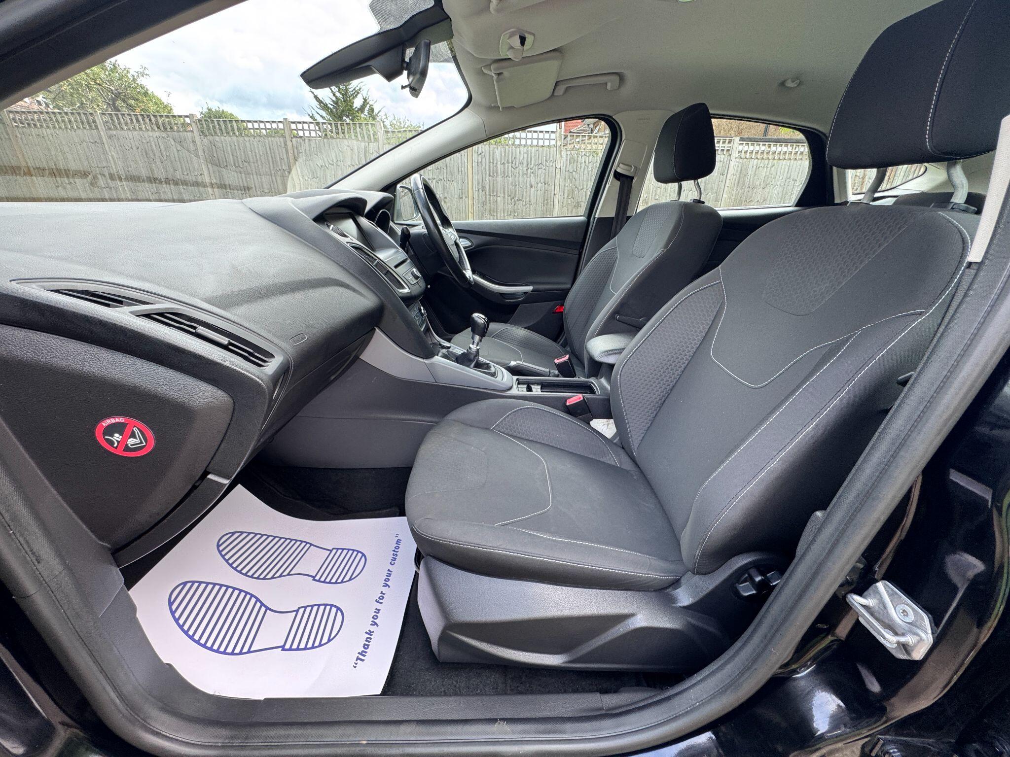 2016 Ford Focus image 17