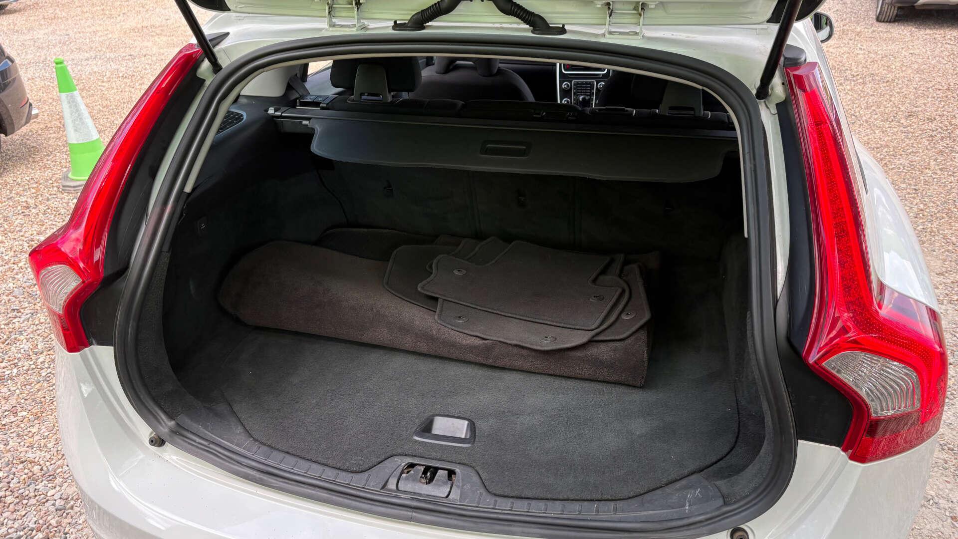 Volvo V60 view 38