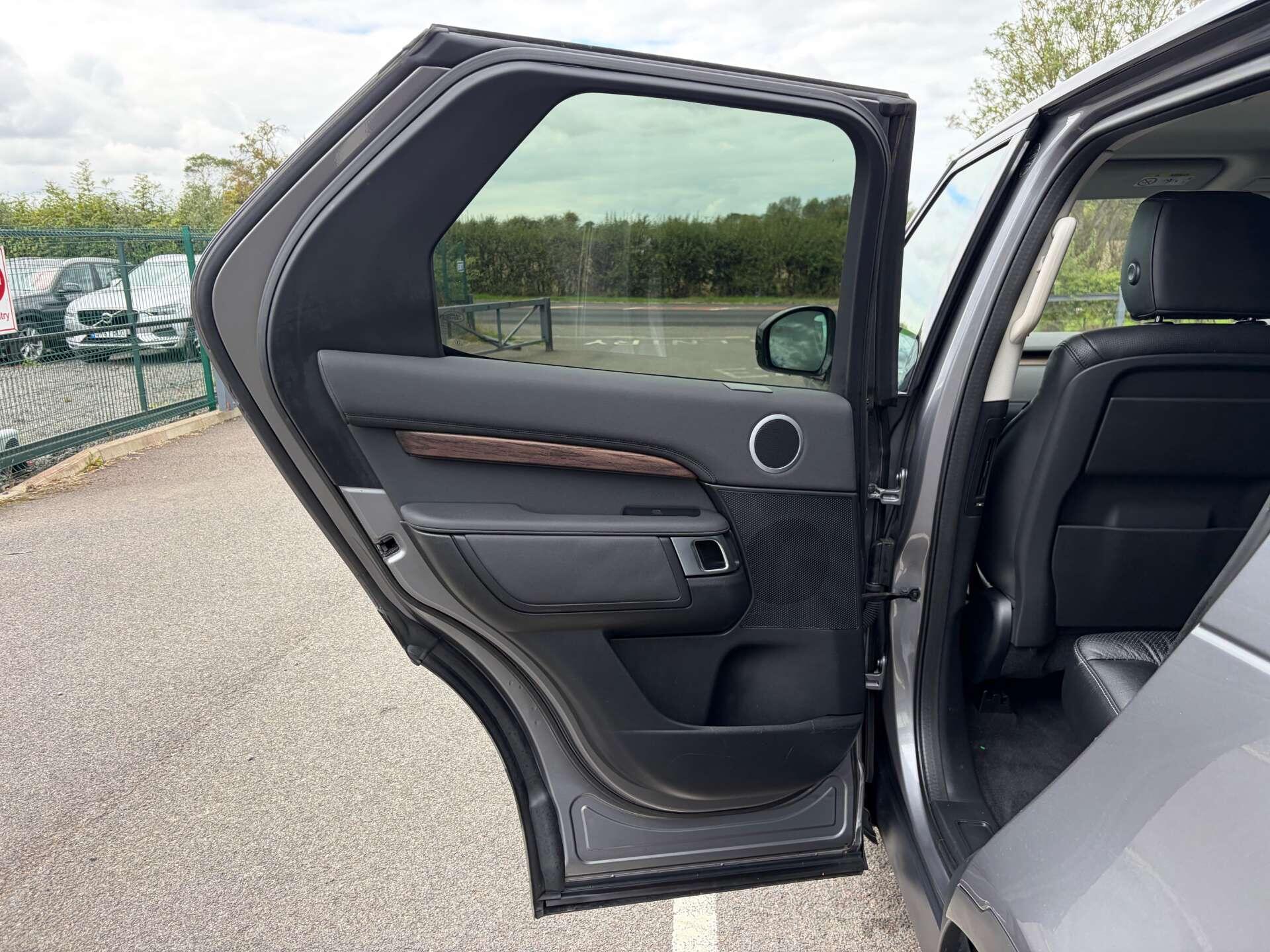 Land Rover Discovery 3 view 20
