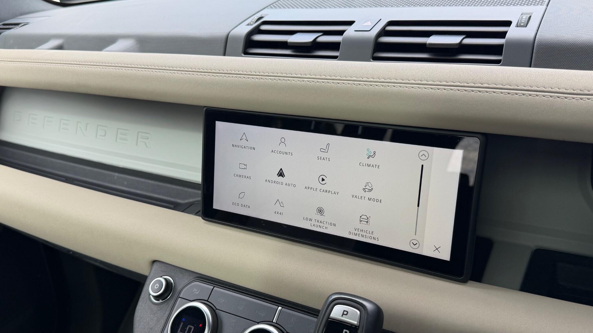 Land Rover Defender 110 view 29