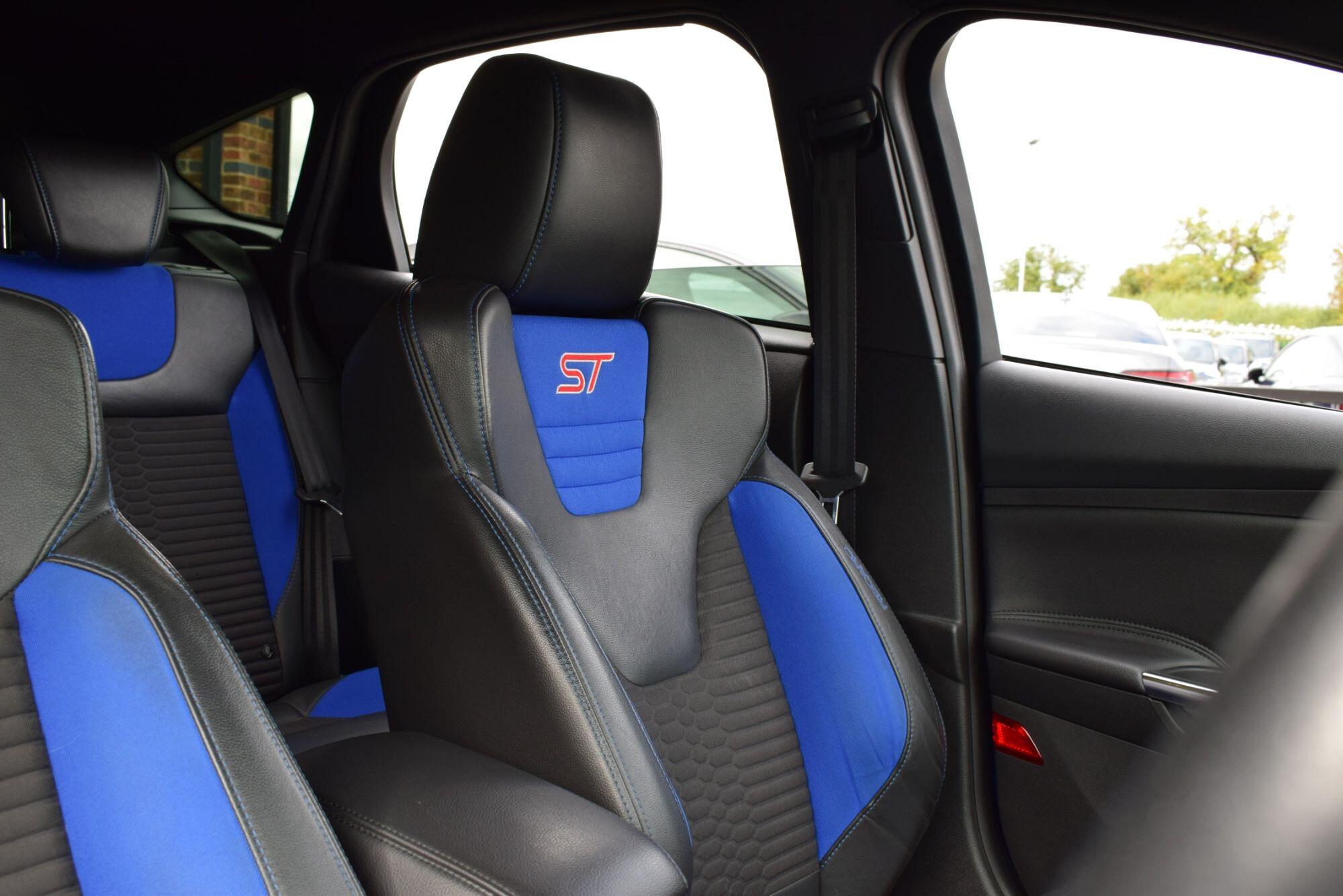 Ford Focus view 5