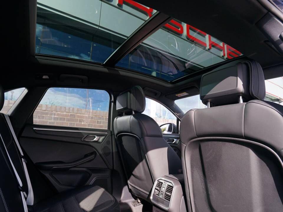 Porsche Macan view 35