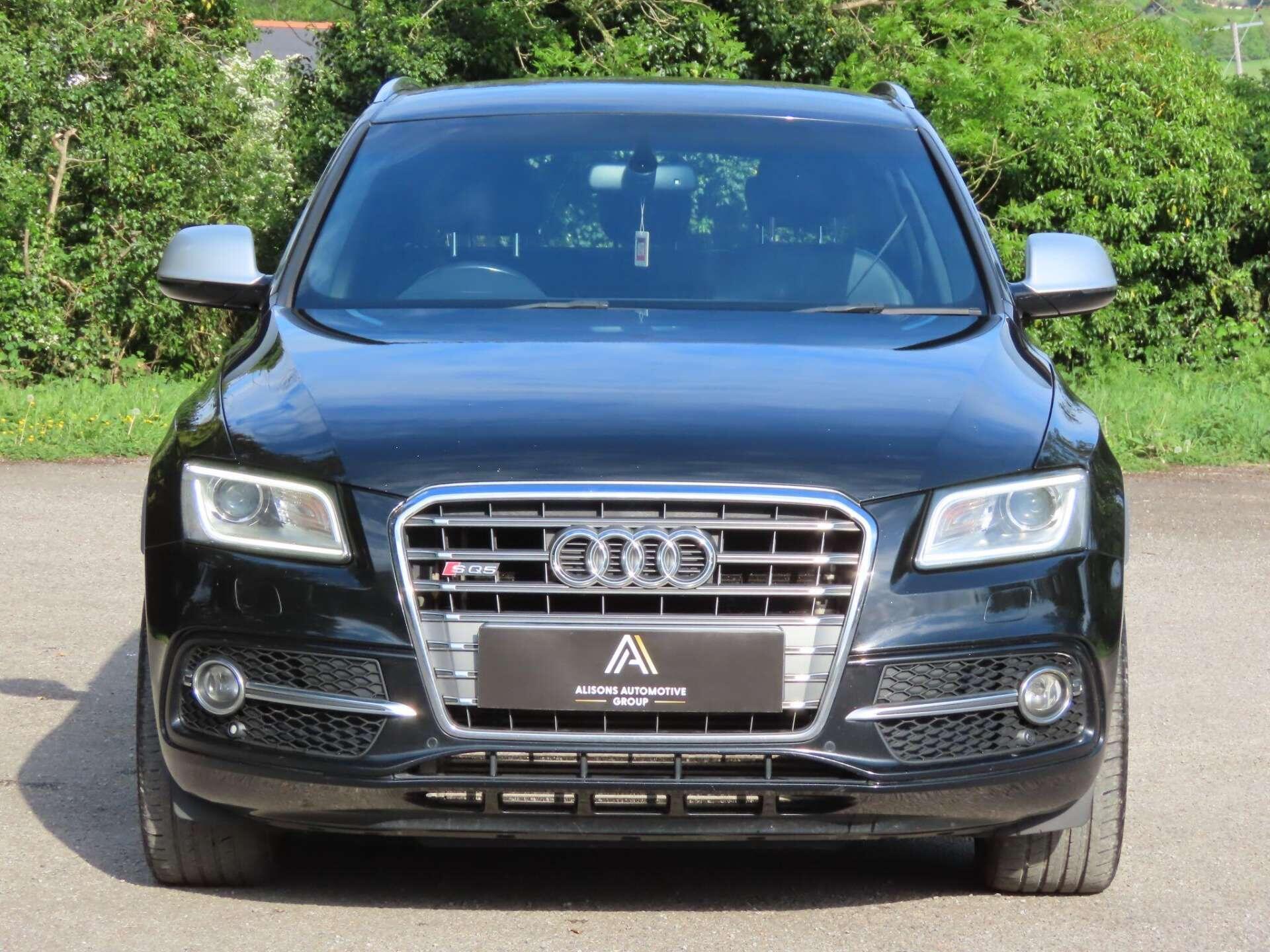 Audi SQ5 view 3