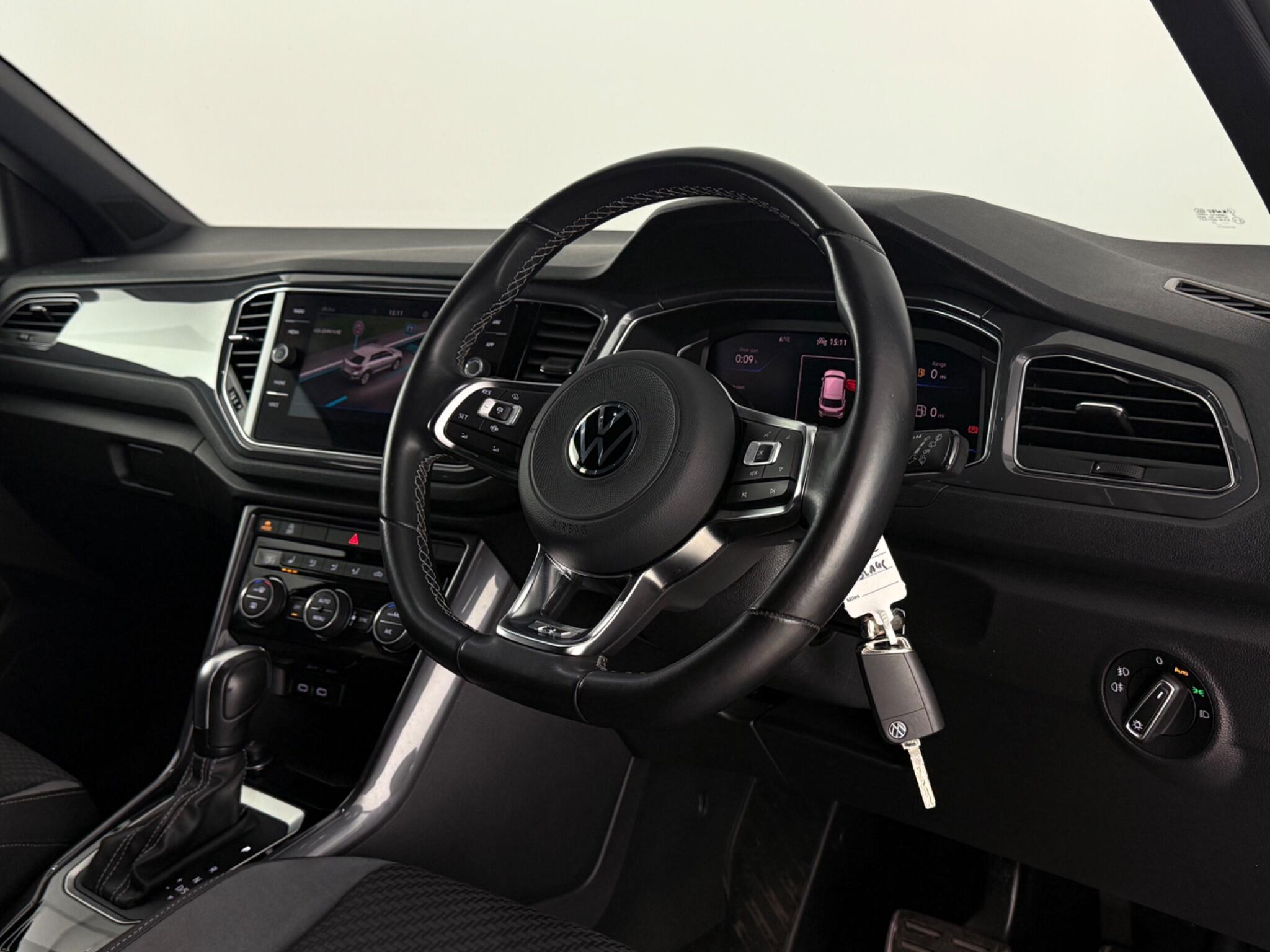 Volkswagen T-Roc view 3