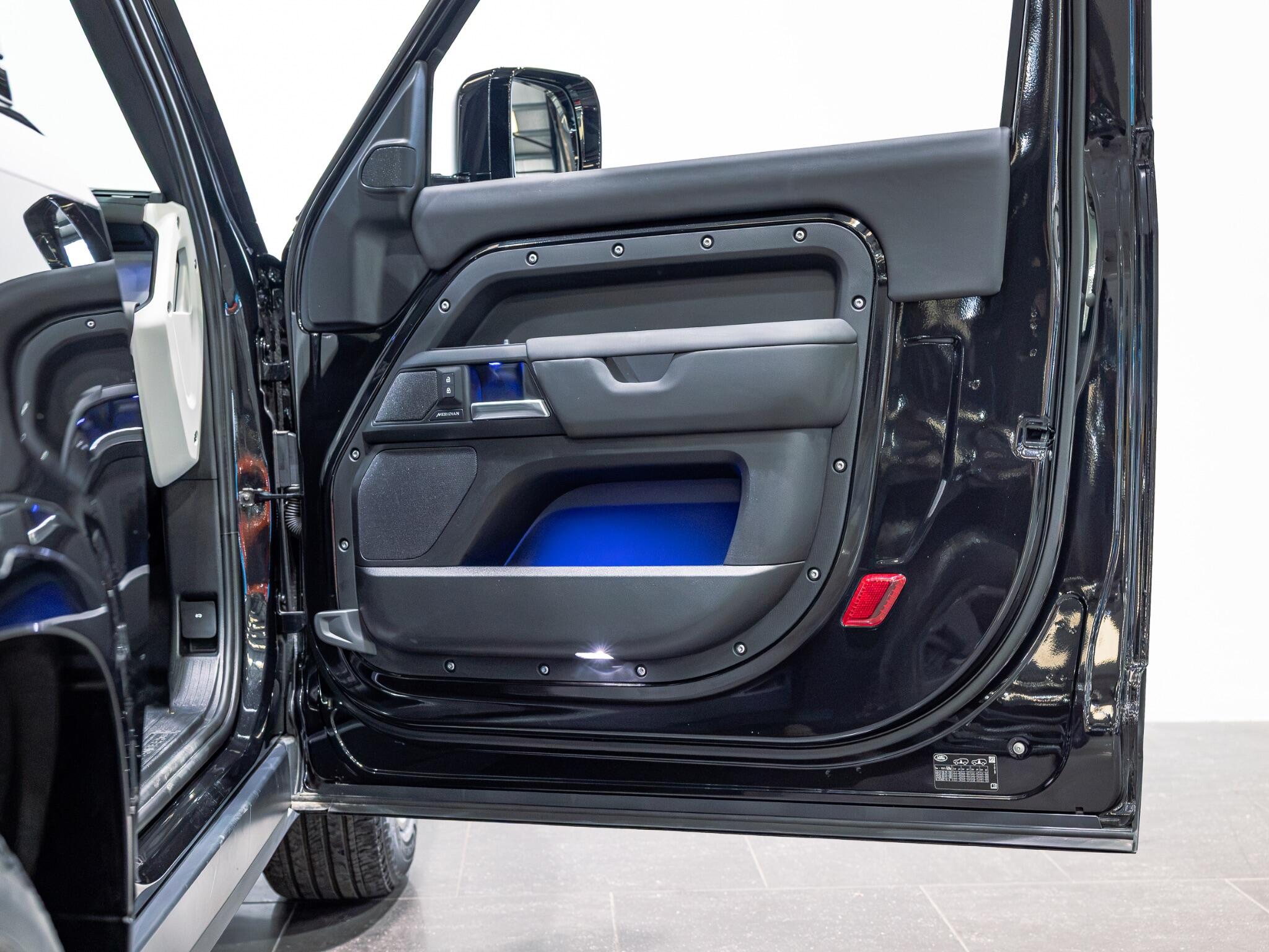 Land Rover Defender 90 view 23