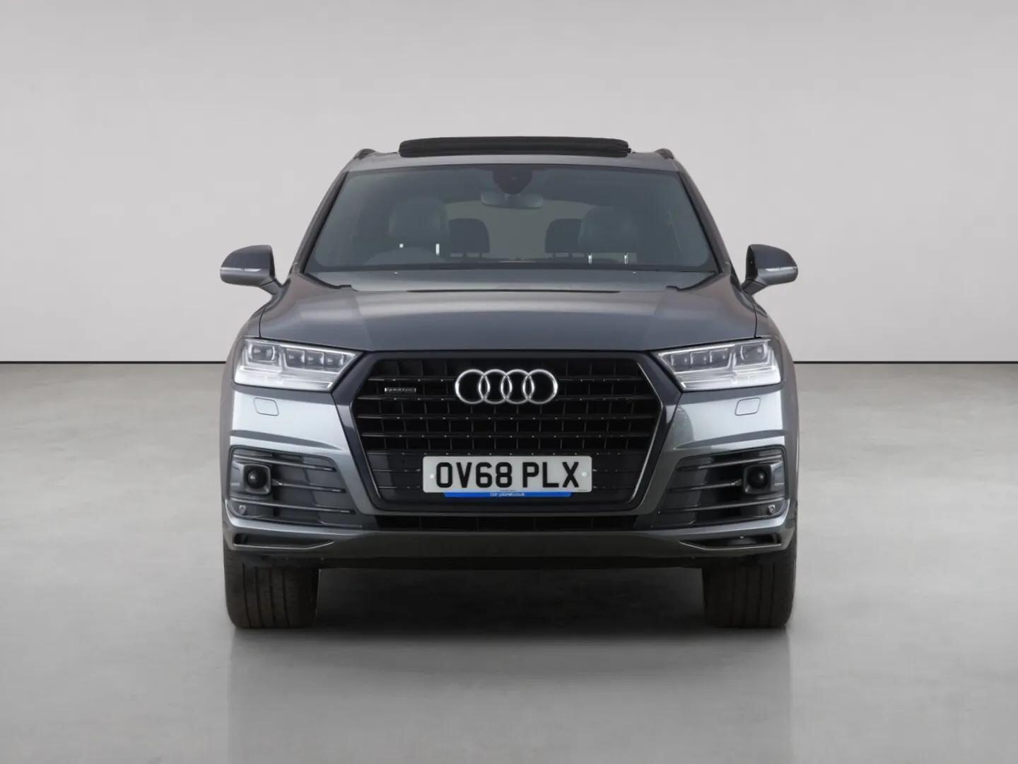 Audi Q7 view 5